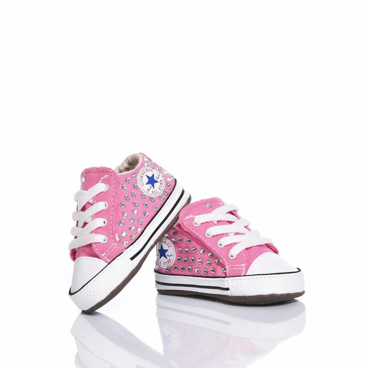 Scarpe rosa neonata con borchie, ideali per outfit abbigliamento premaman coordinato.