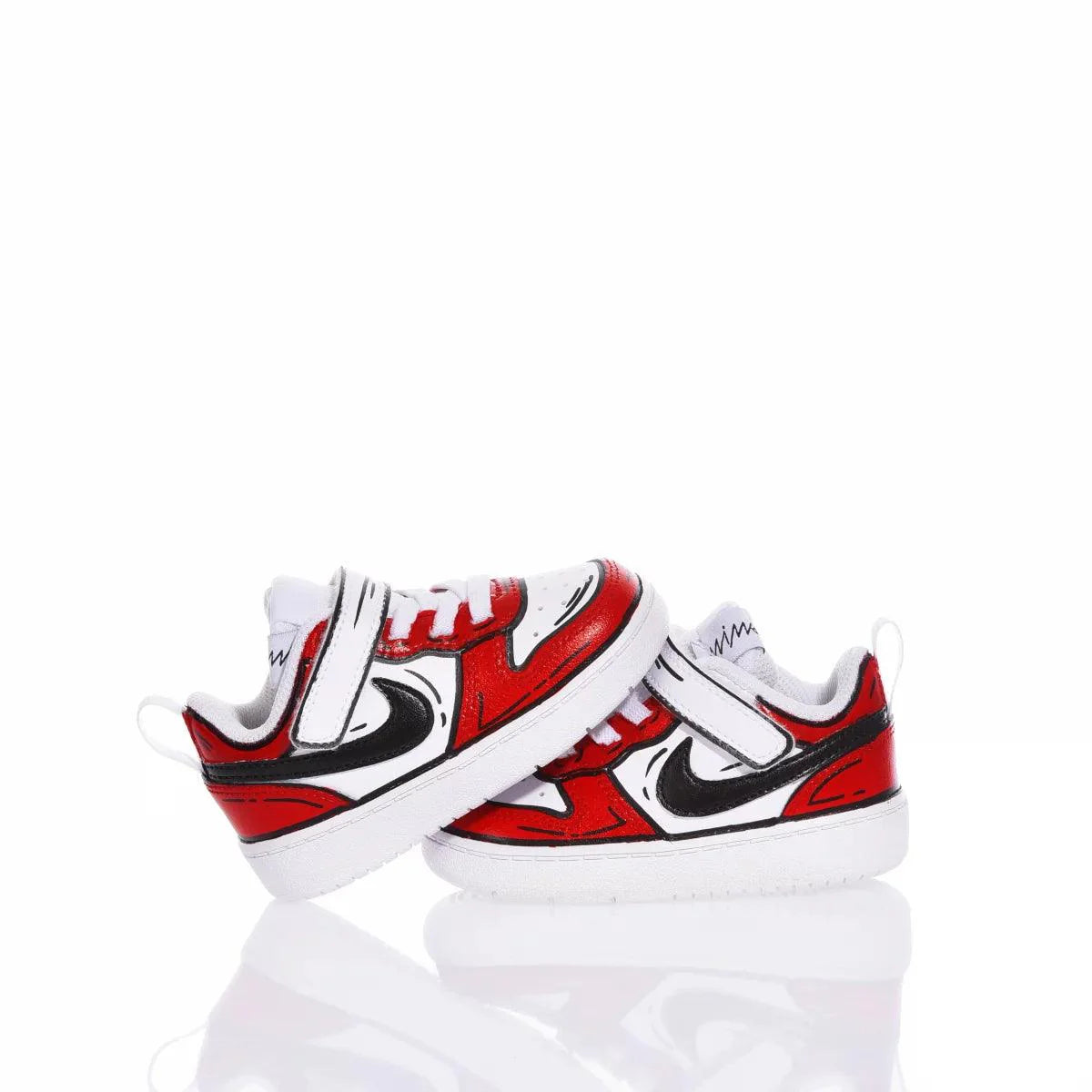 Scarpe da ginnastica bambino bianche e rosse con strappi, dettaglio nero, suola bianca.