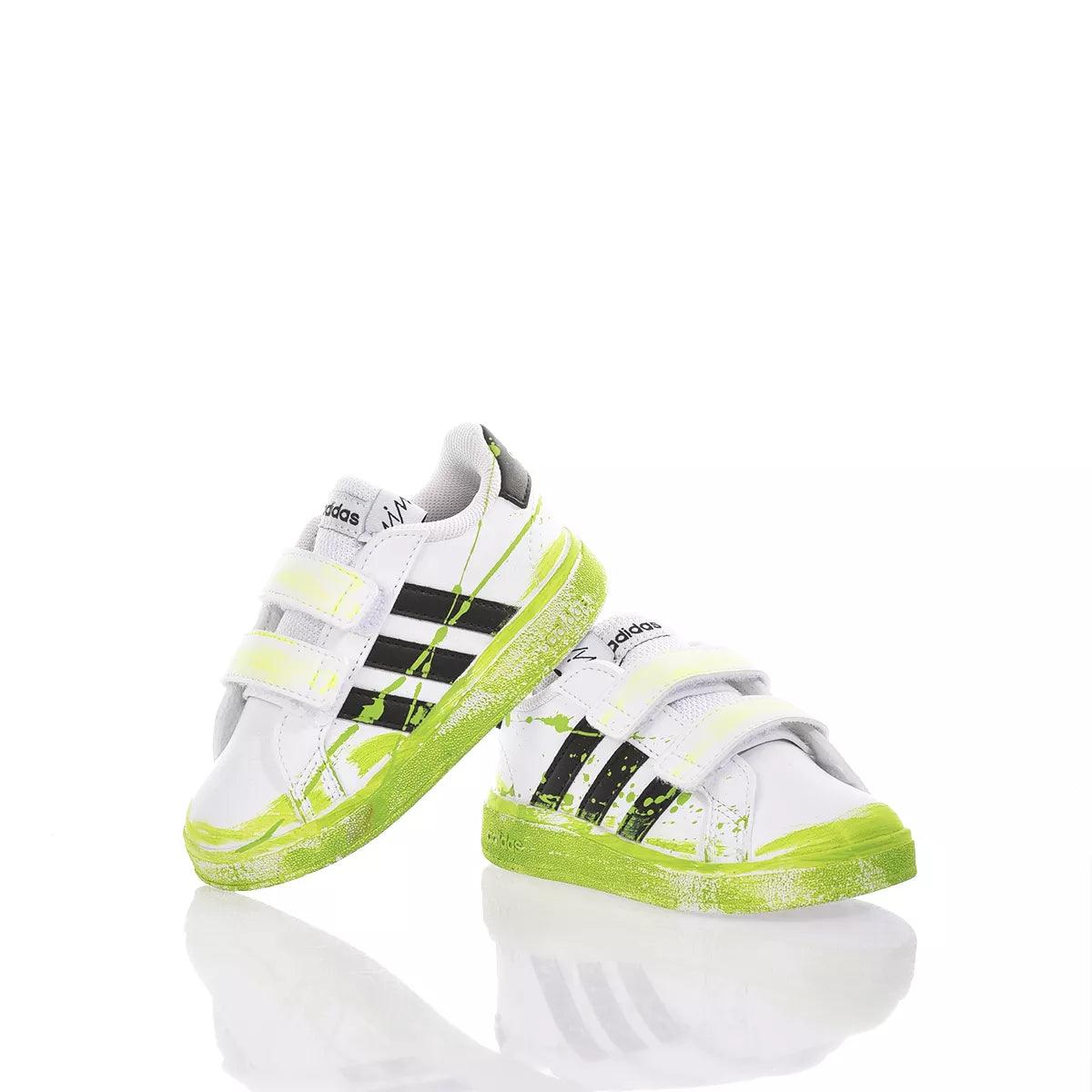 Scarpe sportive bambino bianche con dettagli verde fluo e chiusura a strappo, calzature premaman