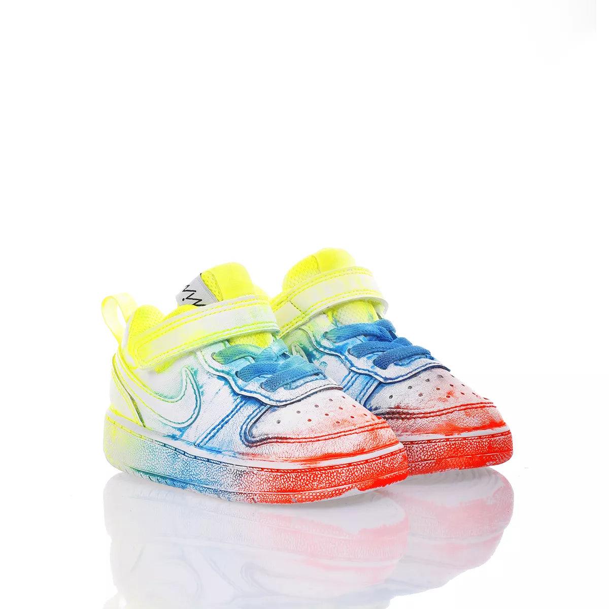 Scarpe da ginnastica bimbo multicolore con chiusura a strappo, dettagli giallo, blu e rosso.