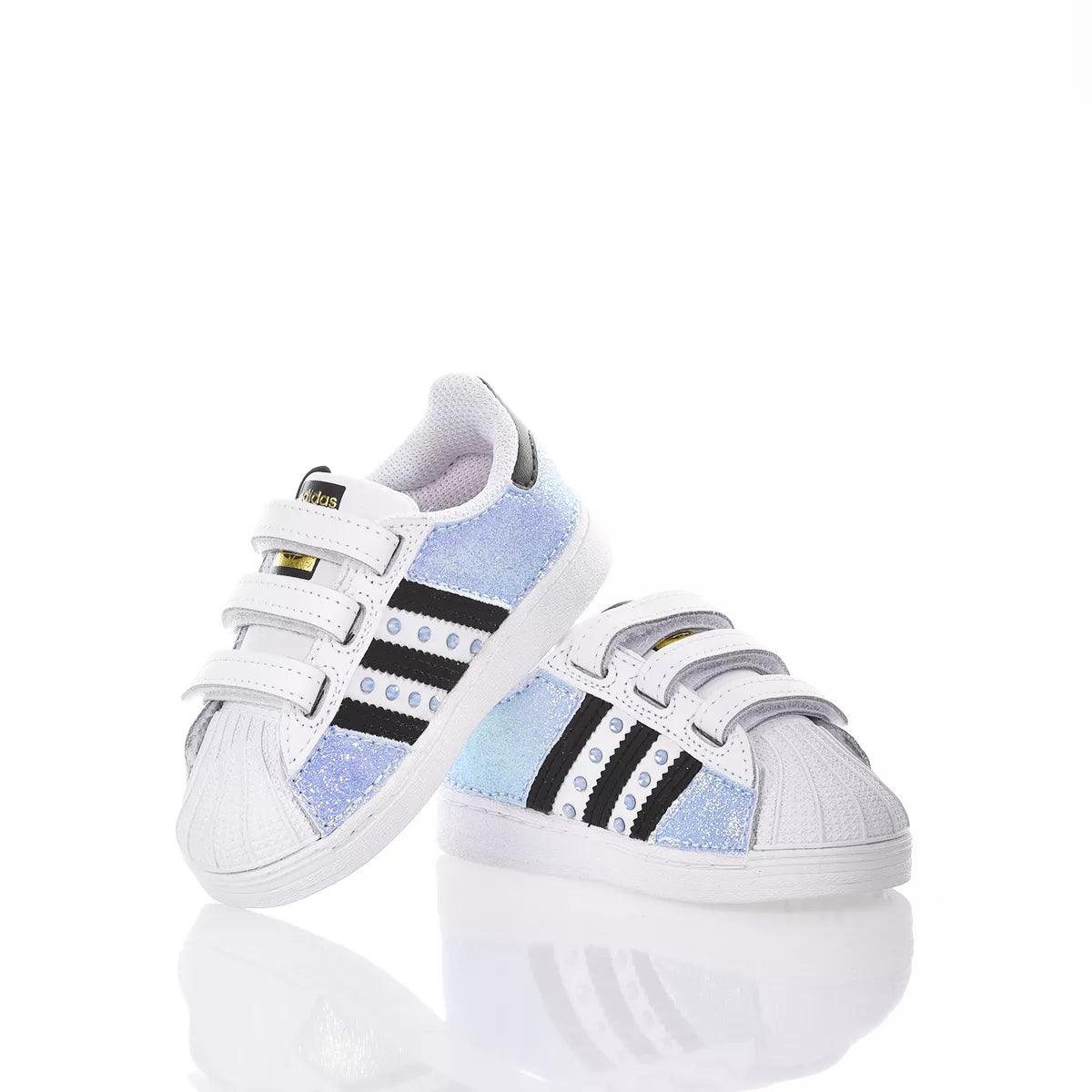 Scarpe sportive bianche e azzurre per bambini, ideali per outfit premaman e neonati.