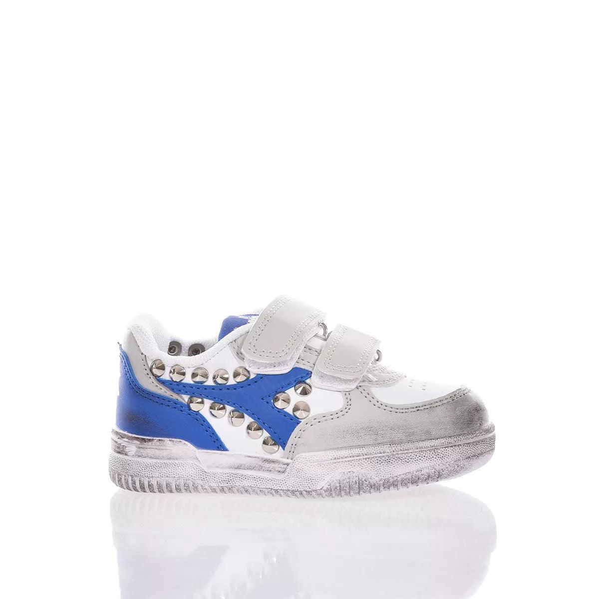 Scarpa bambino bianca e blu con borchie, ideale per moda e abbigliamento premaman trendy