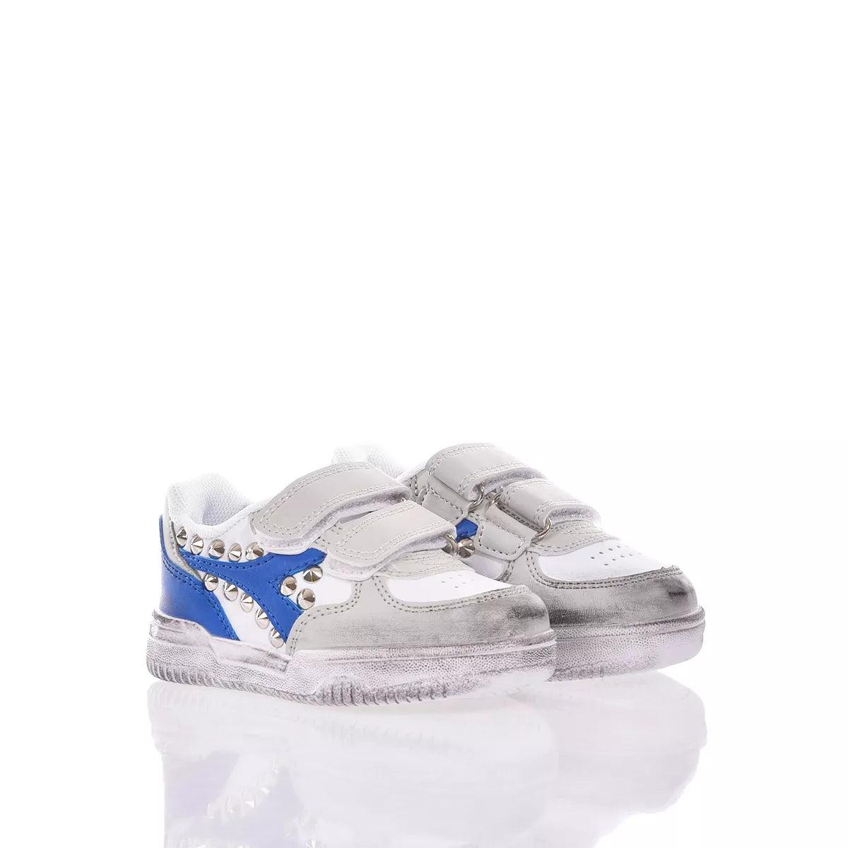 Scarpe bianche e blu con borchie, ideali per outfit premaman casual e comodi.