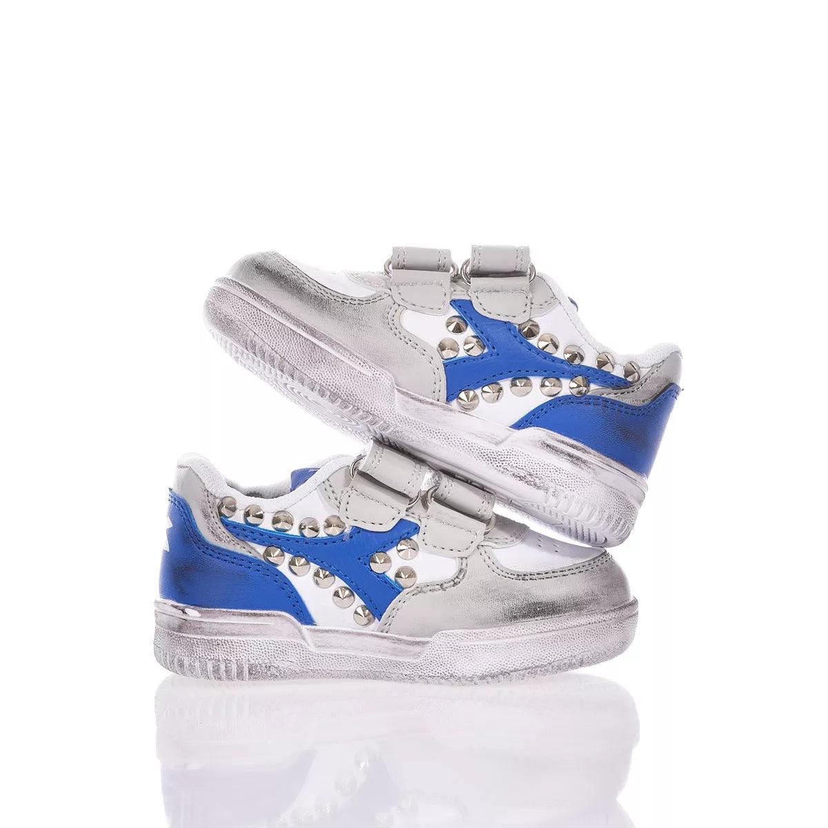 Scarpe sportive bimbo in pelle bianca e blu con borchie, ideali per abbigliamento premaman