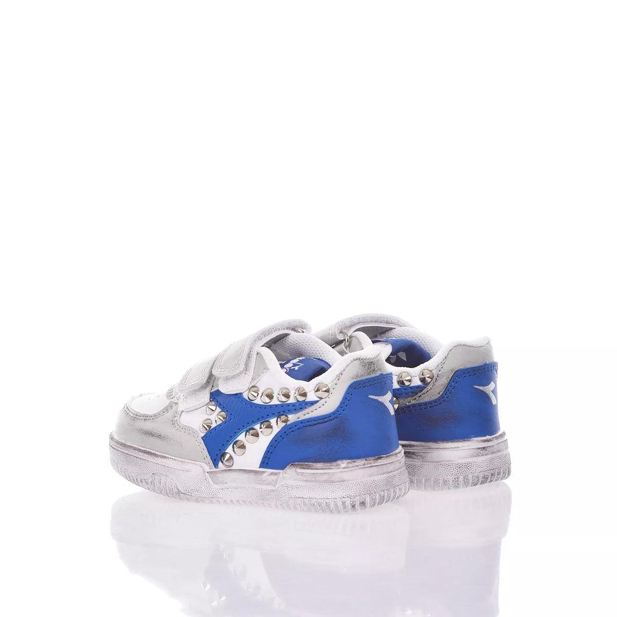 Scarpe sportive bimbo azzurre in pelle con borchie, ideali per abbigliamento premaman trendy
