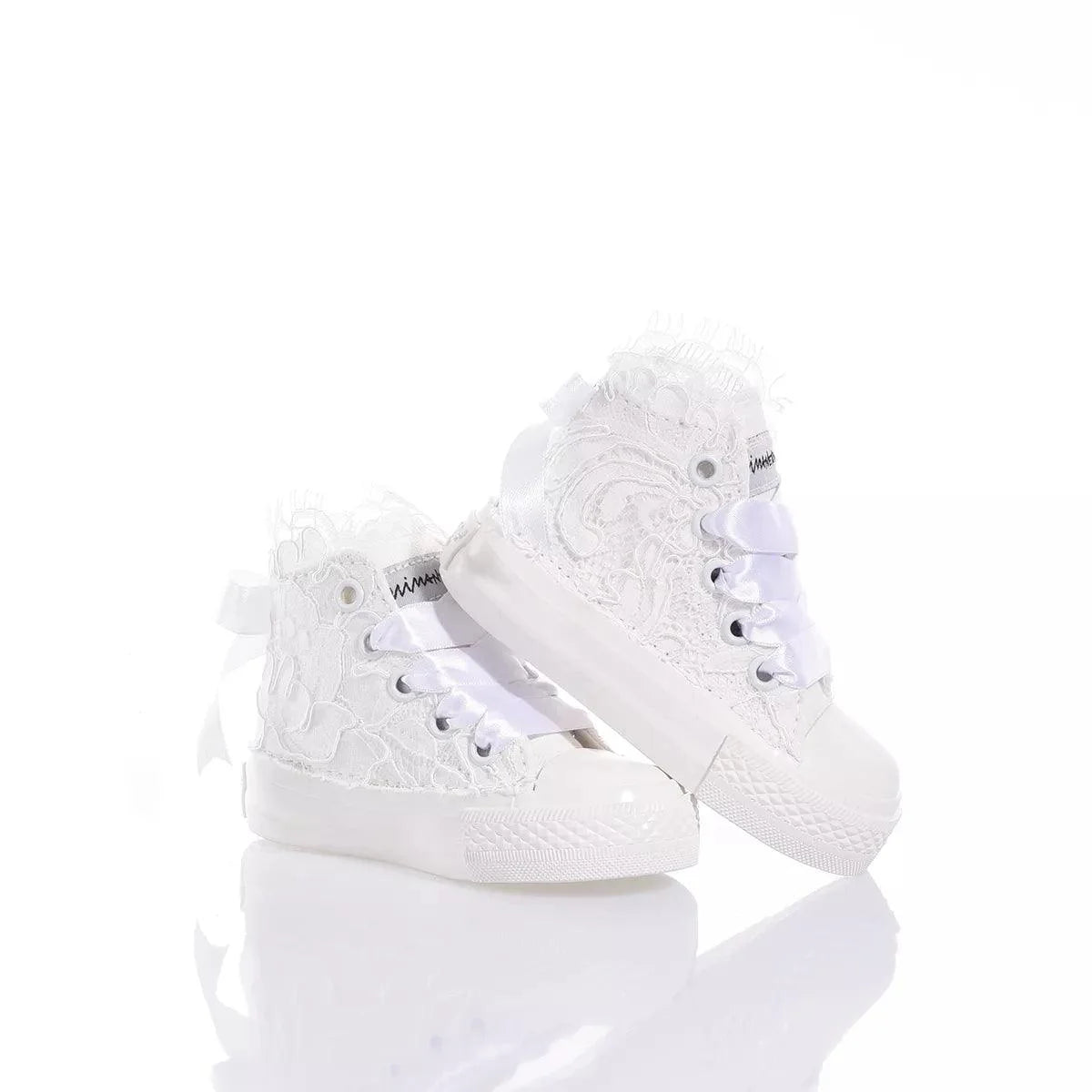Sneakers bianche in pizzo per bambini, idee regalo abbigliamento premaman eleganti