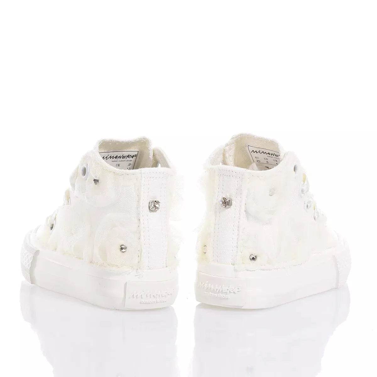 Scarpe bianche neonato decorate, ideali per look premaman eleganti e confortevoli
