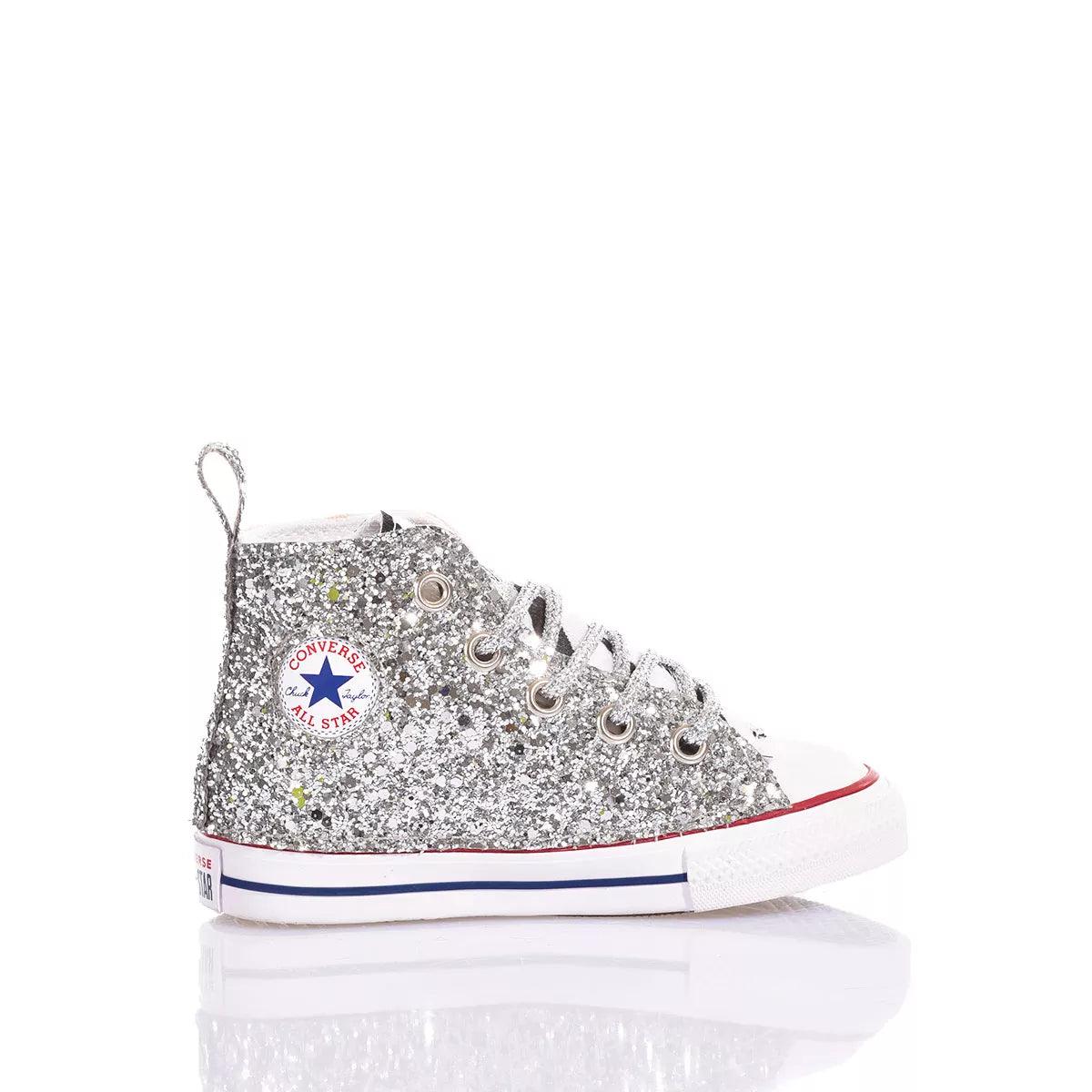 Sneaker alta argento glitterata, calzature moda premaman, fondo bianco minimal