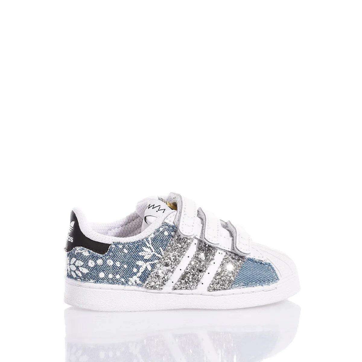 Scarpa bambina denim con glitter argento, chiusura a strappo, fondo bianco.