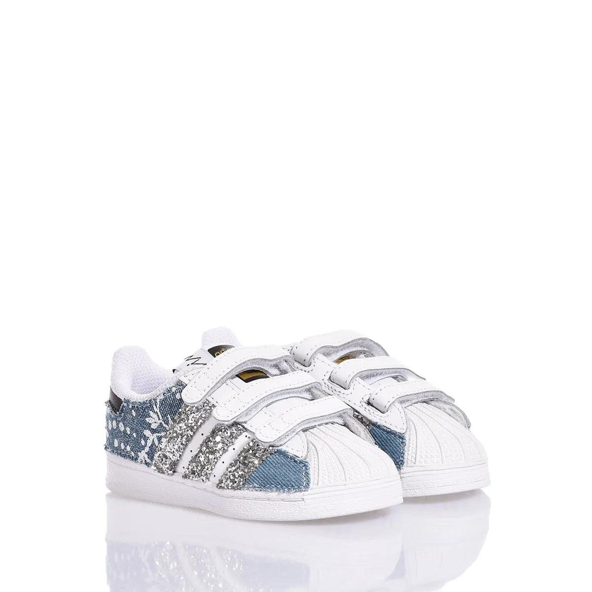 Scarpe baby bianche con chiusura a strappo, dettagli glitter argento e motivo neve
