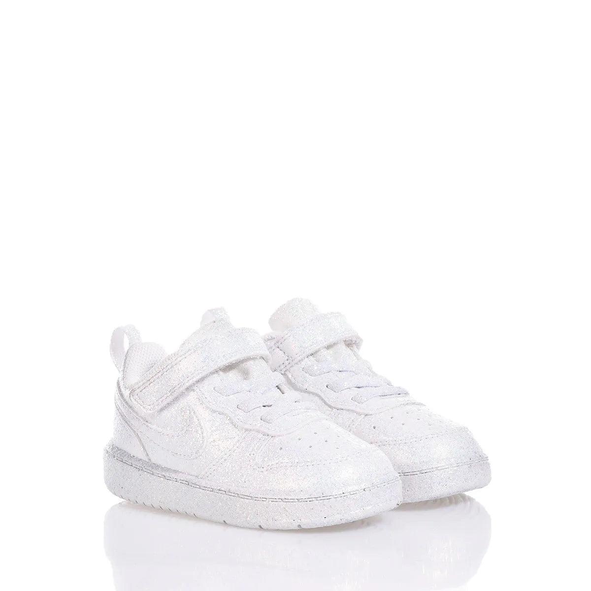 Scarpine bianche per neonati, ideali per abbigliamento premaman e corredino elegante.