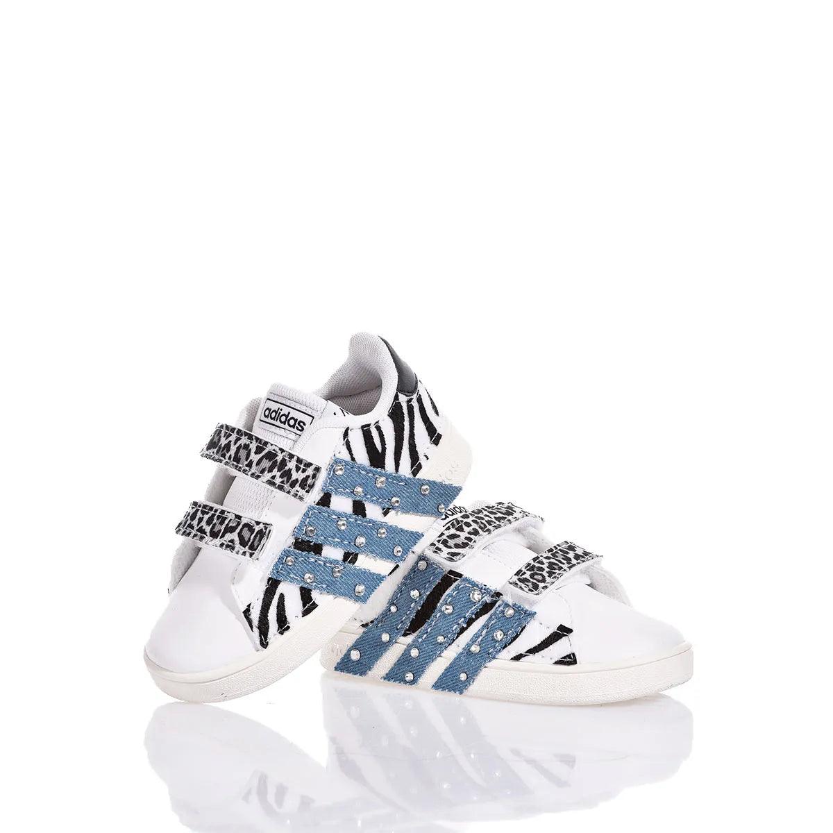Sneakers bianche con dettagli animalier, ideali per outfit premaman alla moda