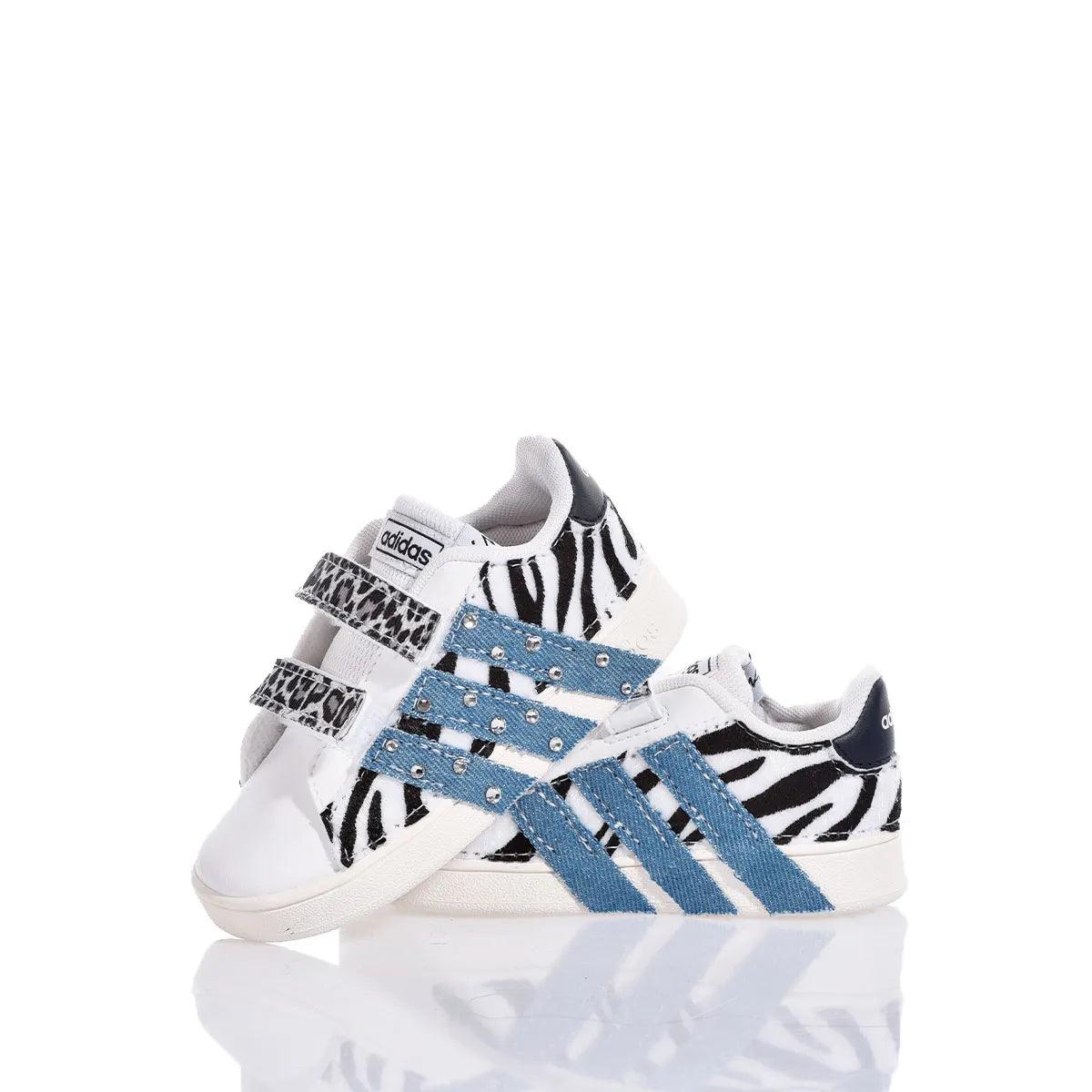 Sneakers bianche con motivo zebrato e strisce blu, moda premaman casual