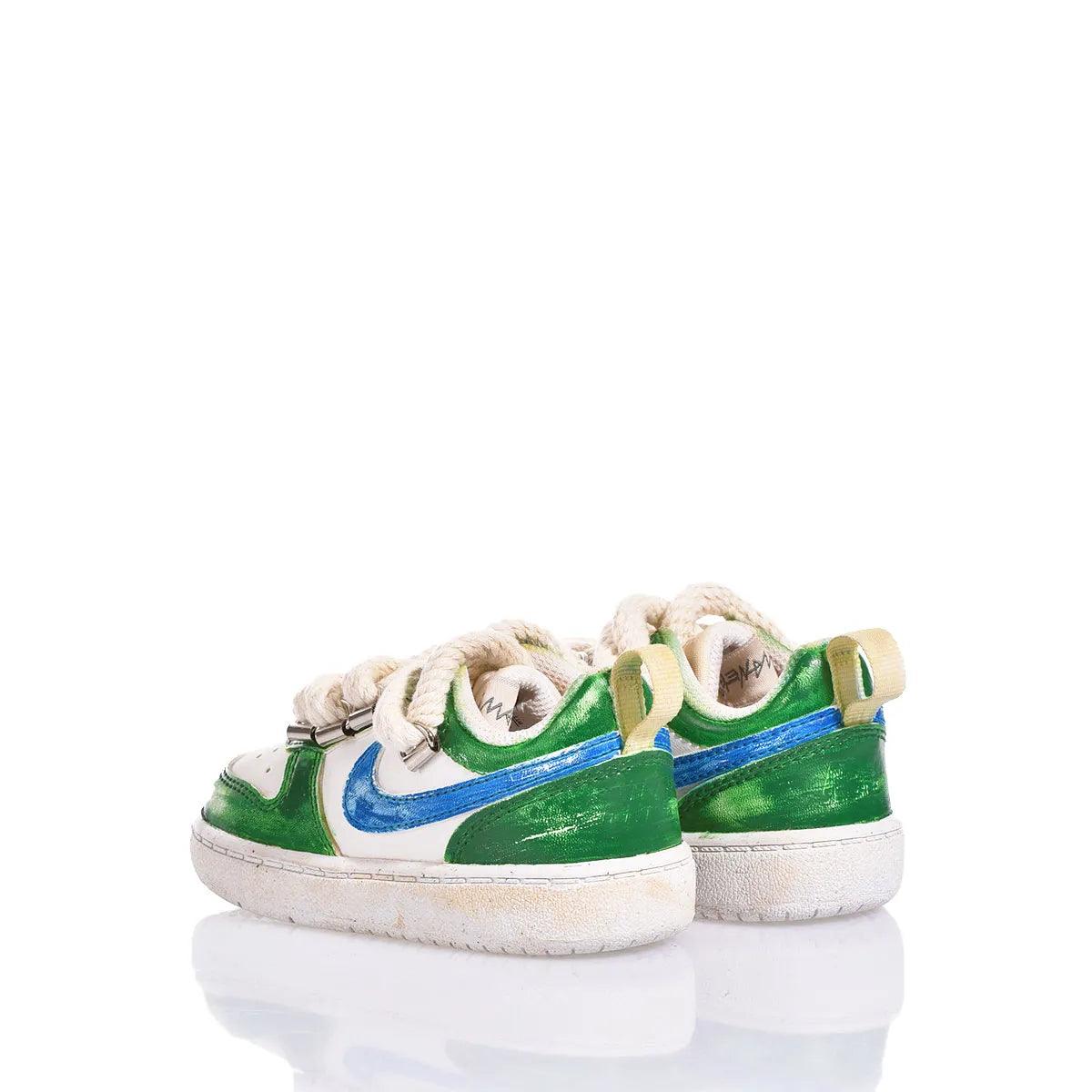 Scarpe sportive bambino con dettagli verdi e blu, ideali per look premaman casual alla moda