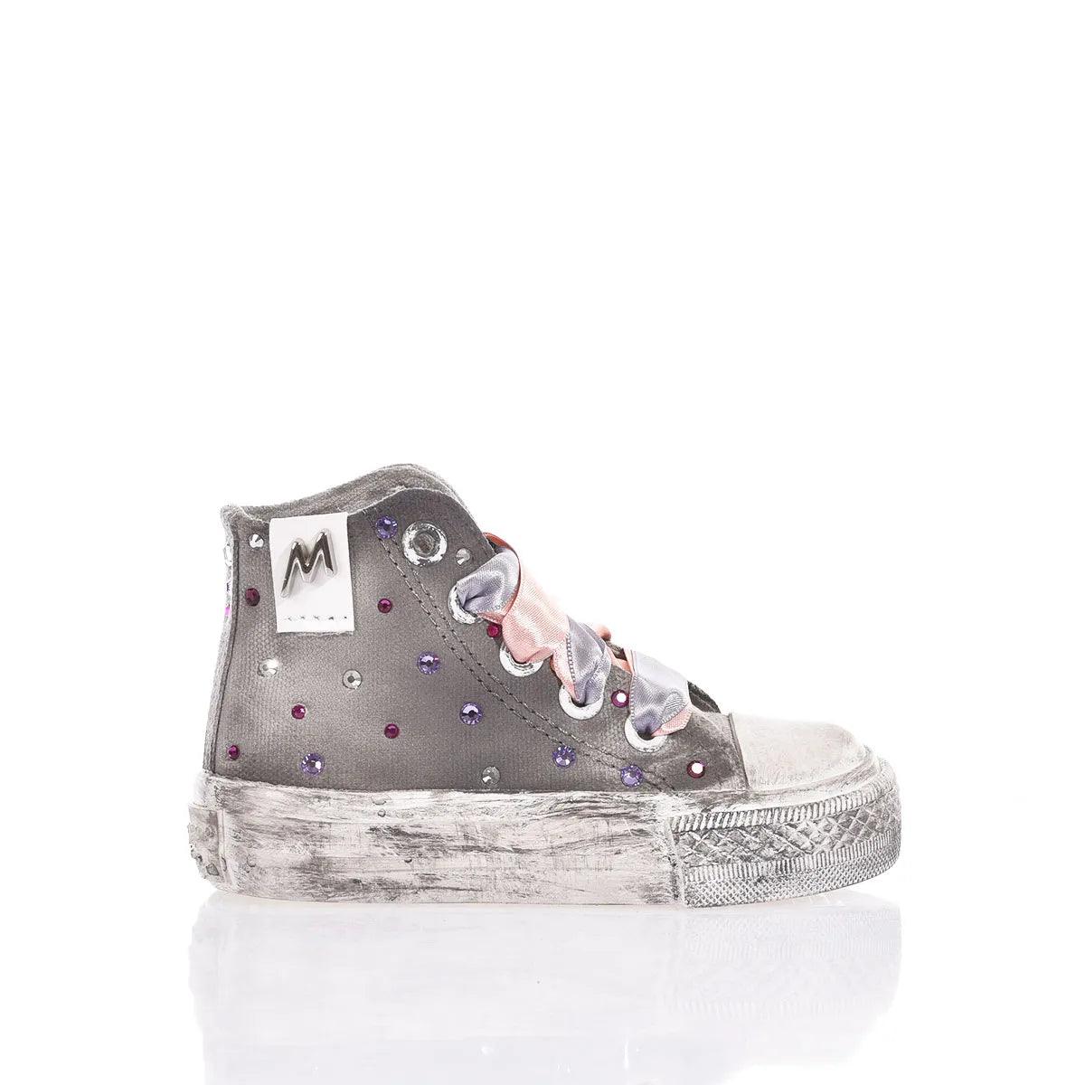 Sneaker alta grigia decorata con strass colorati e lacci in raso, calzature premaman moda.