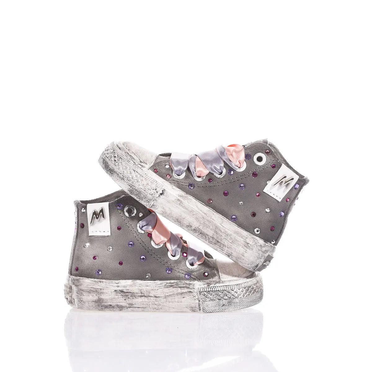 Sneakers grigie con strass colorati e lacci in raso, moda scarpe premaman trendy.