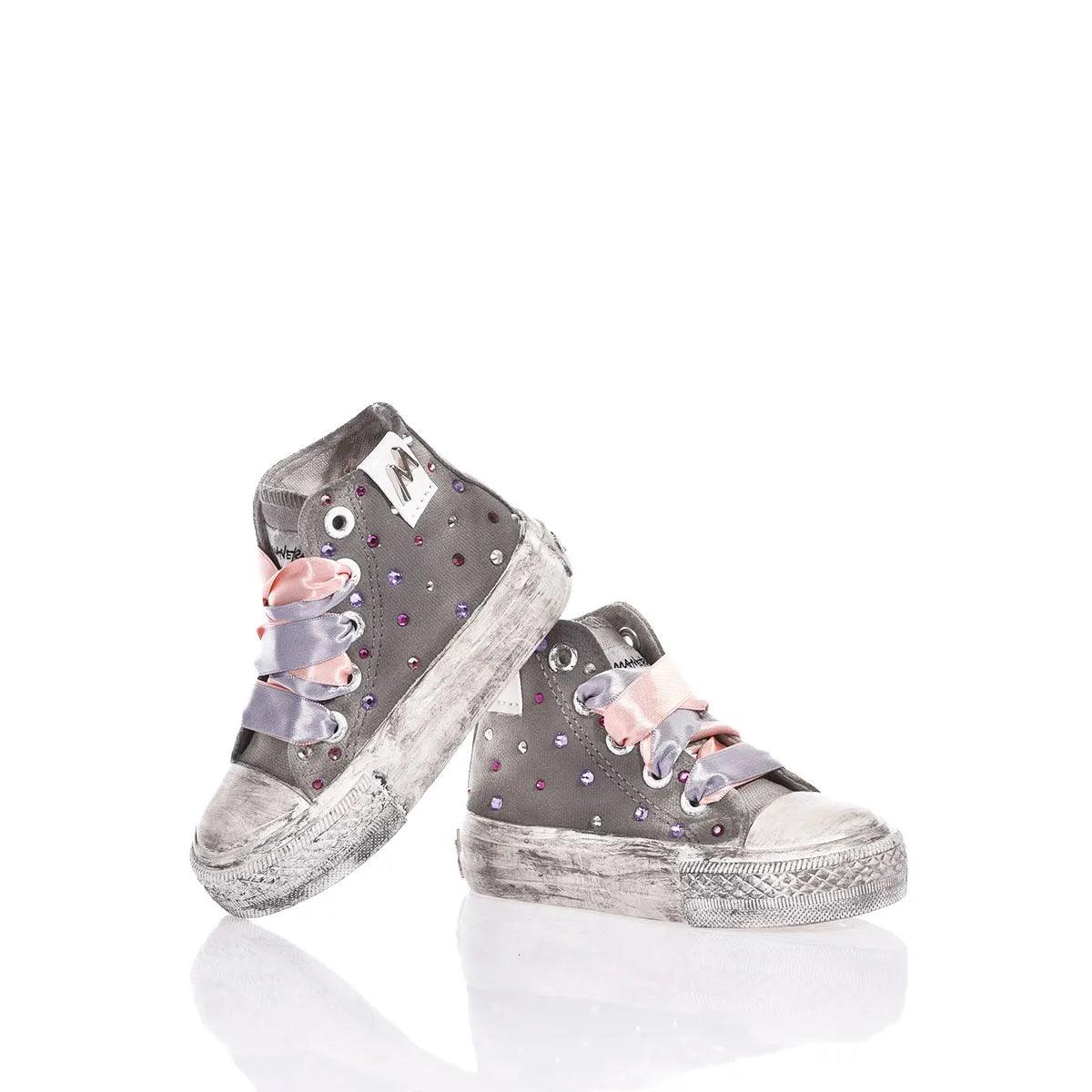Sneakers grigie bambina con strass colorati e lacci in raso, ideali per look premaman casual