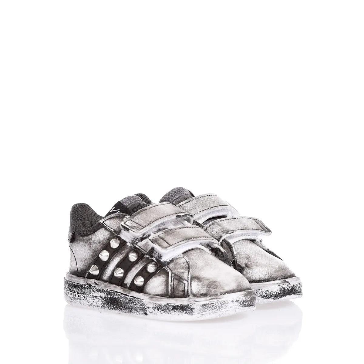 Scarpe da ginnastica bambino argentate con borchie, perfette per look premaman trendy.