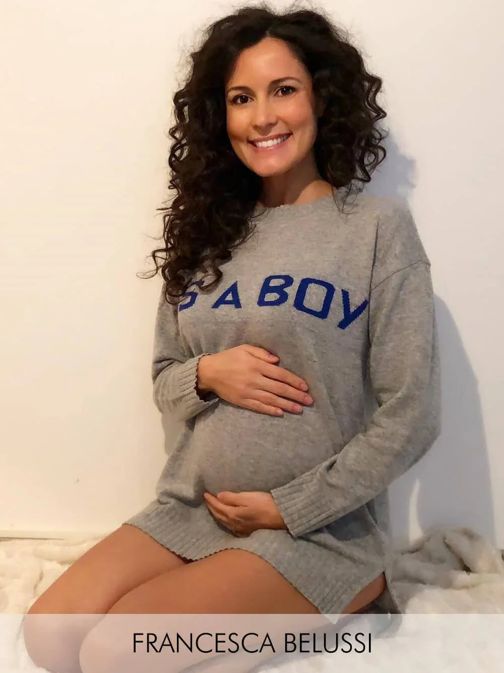 Maglione premaman grigio con scritta blu e maniche lunghe.