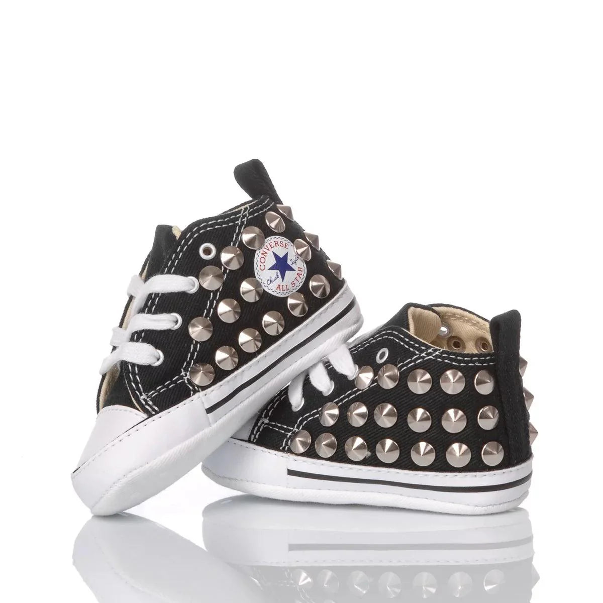 Scarpe neonato nere con borchie, accessorio moda per abbigliamento premaman