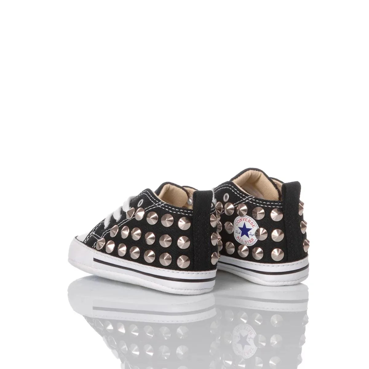 Scarpe bambino nere con borchie, abbinate a look premaman moderni e casual