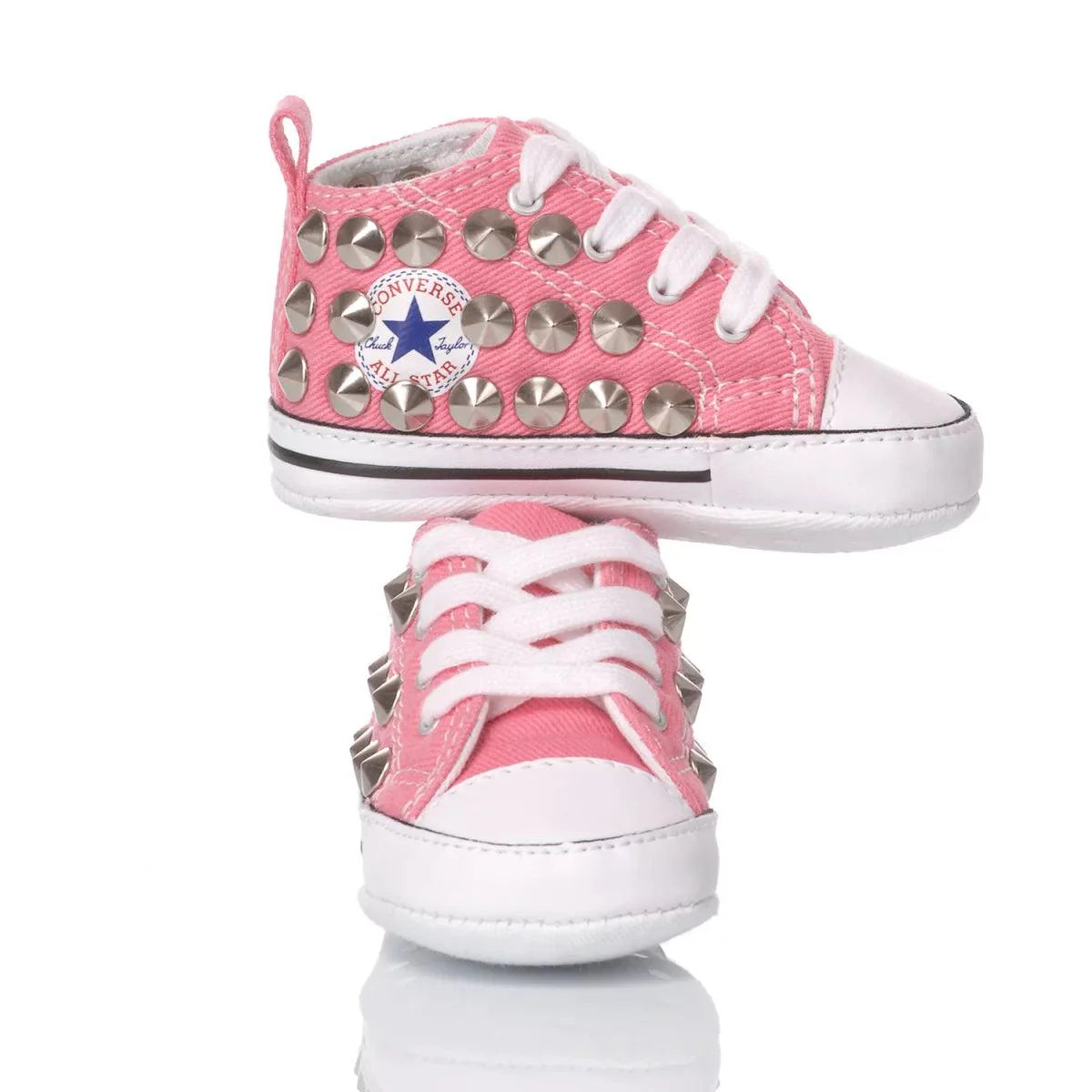 Scarpine bimbo rosa con borchie, ideali per outfit premaman e neonato