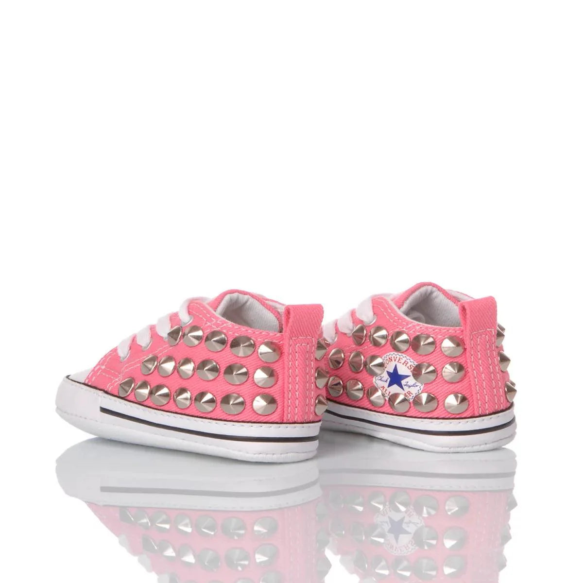 Scarpe neonato rosa con borchie, ideali per outfit premaman e abbigliamento premaman trendy.