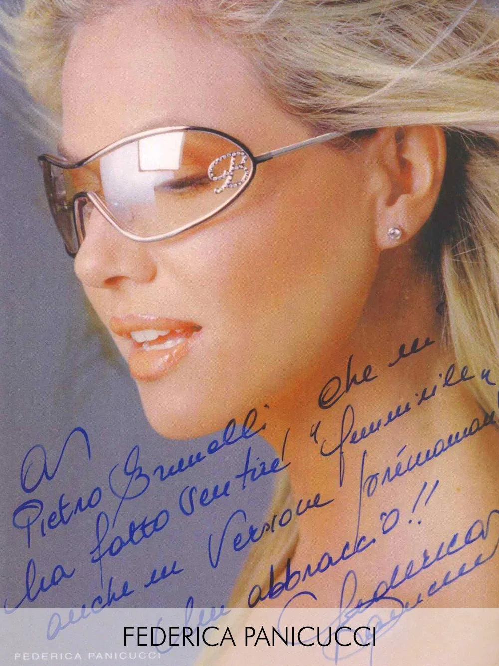 Donna con occhiali da sole e testo Federica Panicucci per collezione premaman.