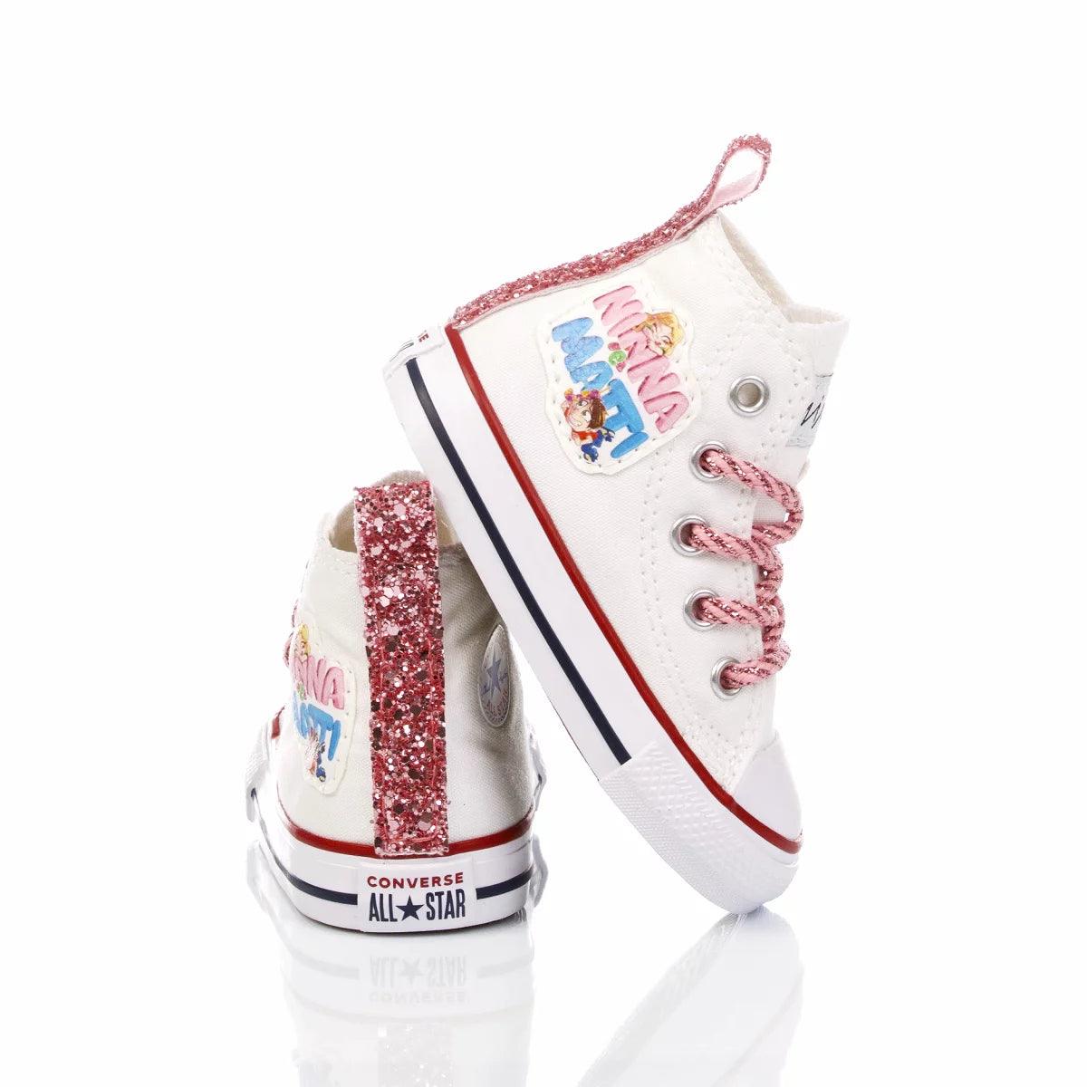 Sneakers bianche bambina con glitter rosa e dettagli cartone, ideale per abbigliamento premaman e neonato.