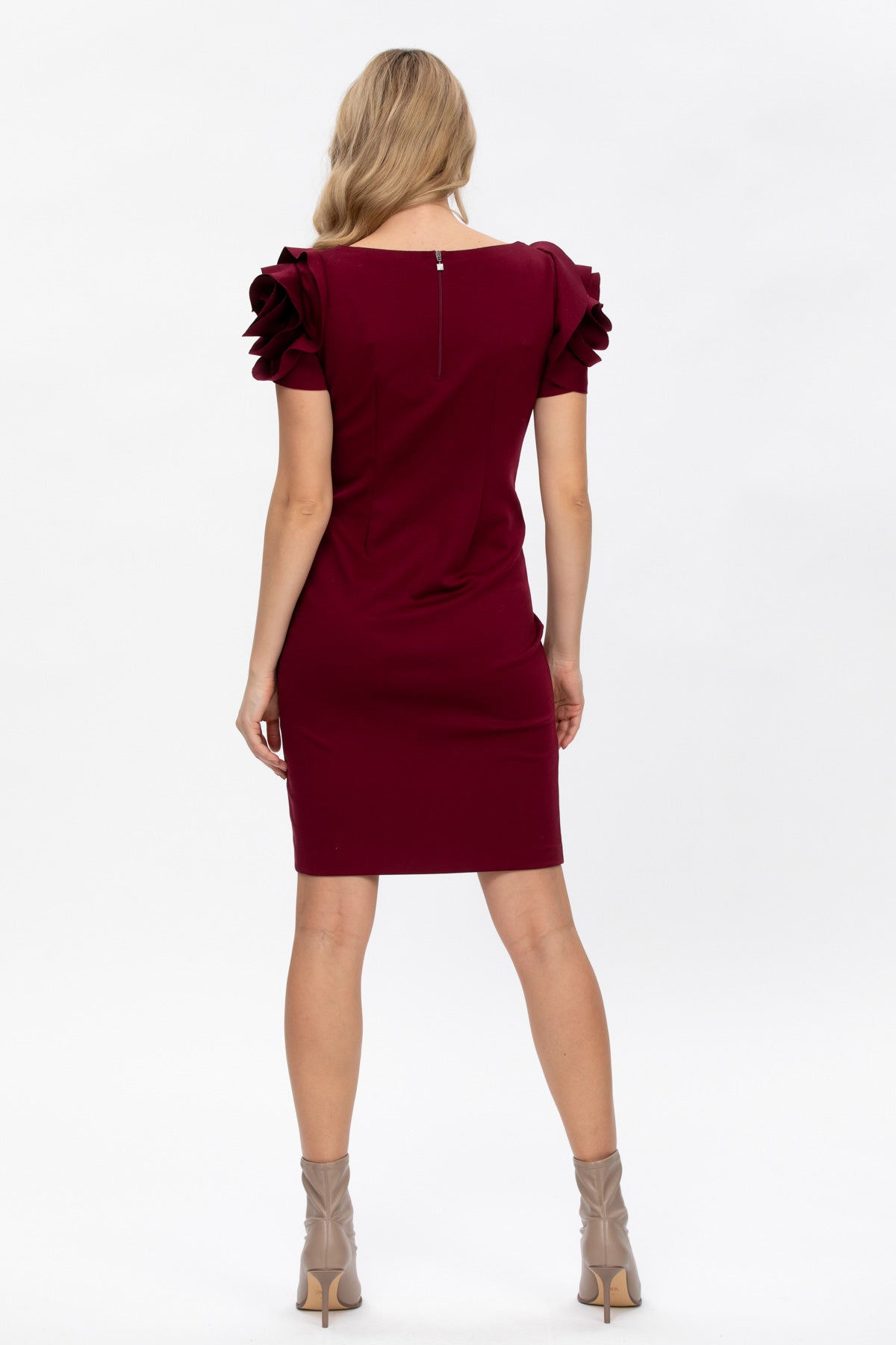 Abito premaman elegante bordeaux con maniche a balze visto da dietro, su sfondo bianco