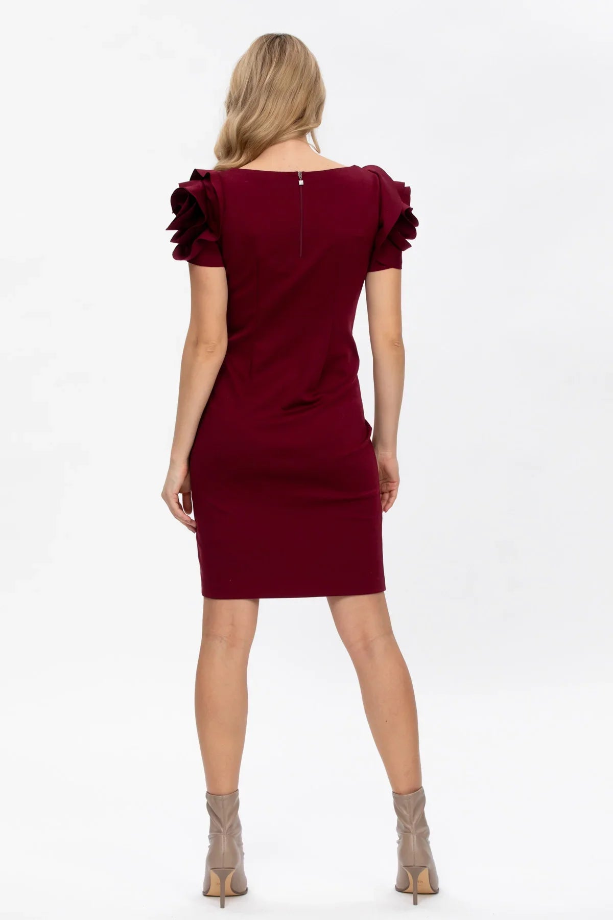 Abito premaman elegante bordeaux con maniche a balze visto da dietro, su sfondo bianco