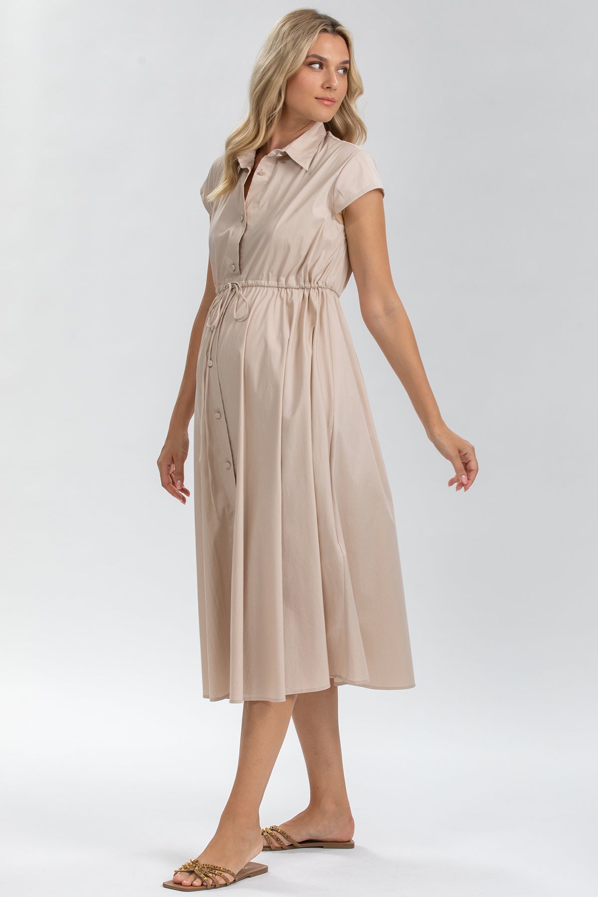 Abito premaman beige con maniche corte, colletto e bottoni, vestibilità comoda.