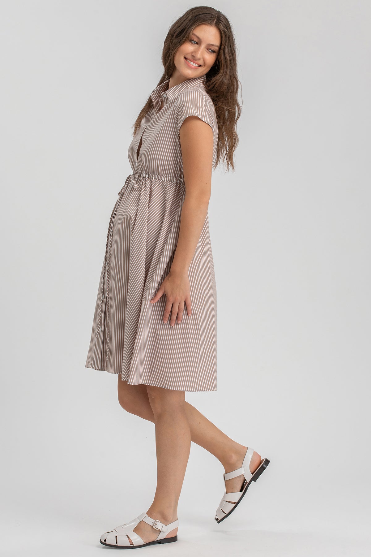 Abito premaman a righe beige e bianche, manica corta, ideale per gravidanza elegante.