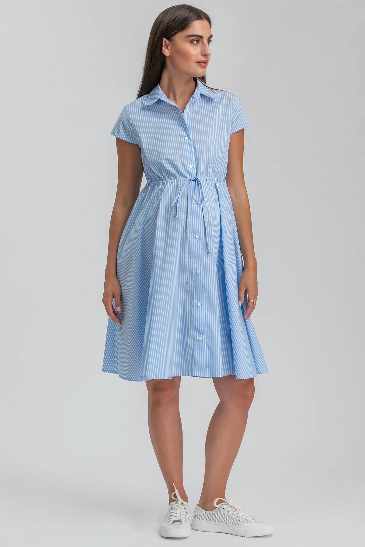 Abito premaman camicia azzurro a righe, cotone, manica corta, vita regolabile, elegante.
