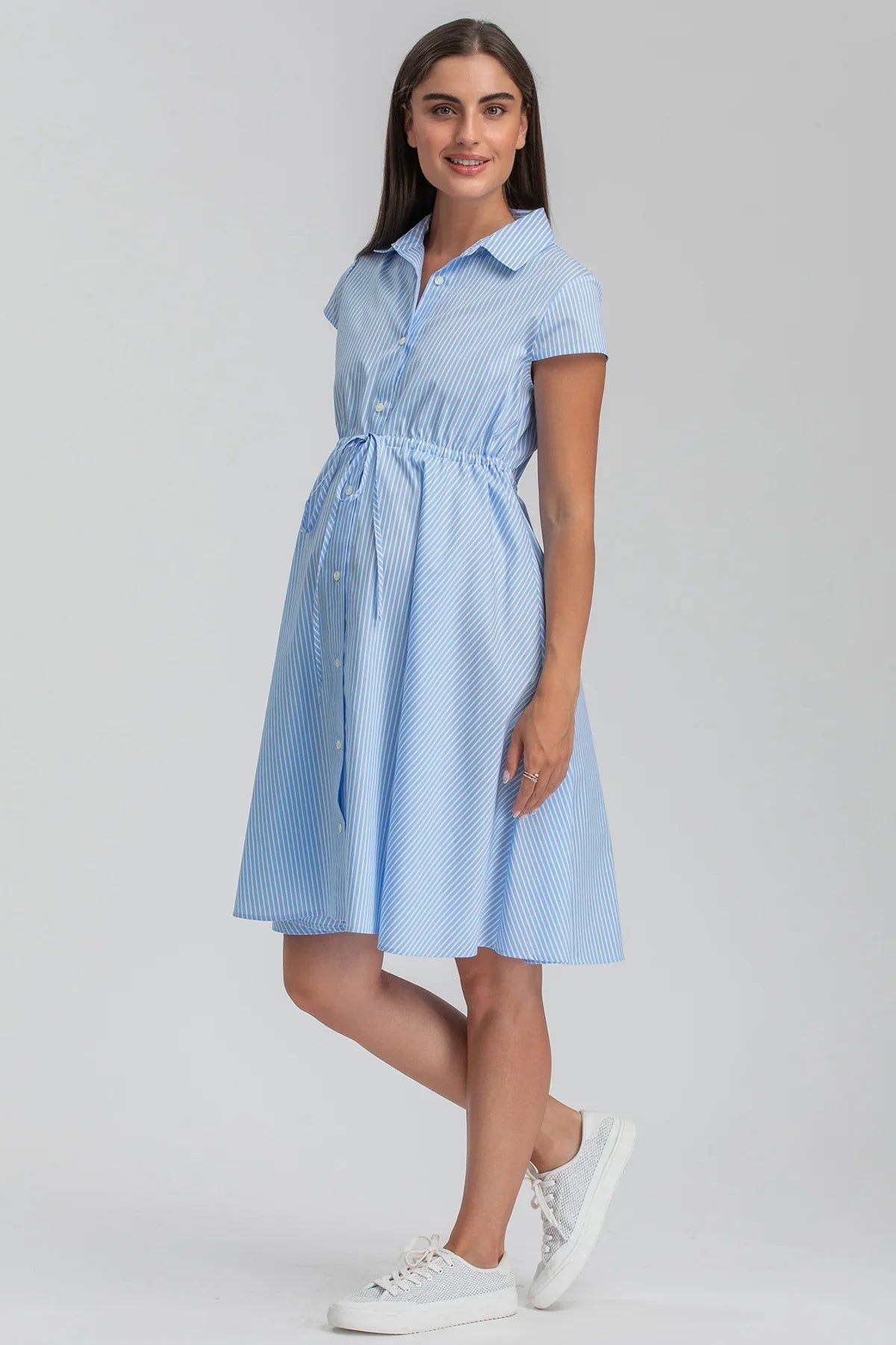 Vestito premaman camicia azzurro a righe, maniche corte, con cintura sotto il seno.