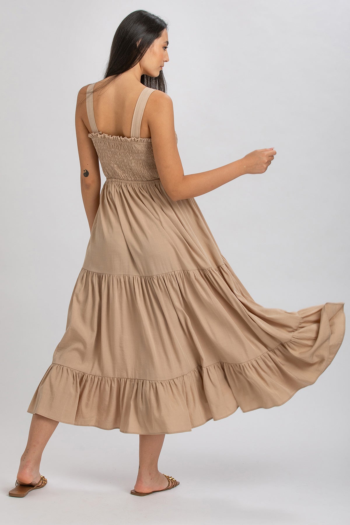 Abito premaman beige lungo senza maniche, ideale per gravidanza, tessuto leggero e comodo.