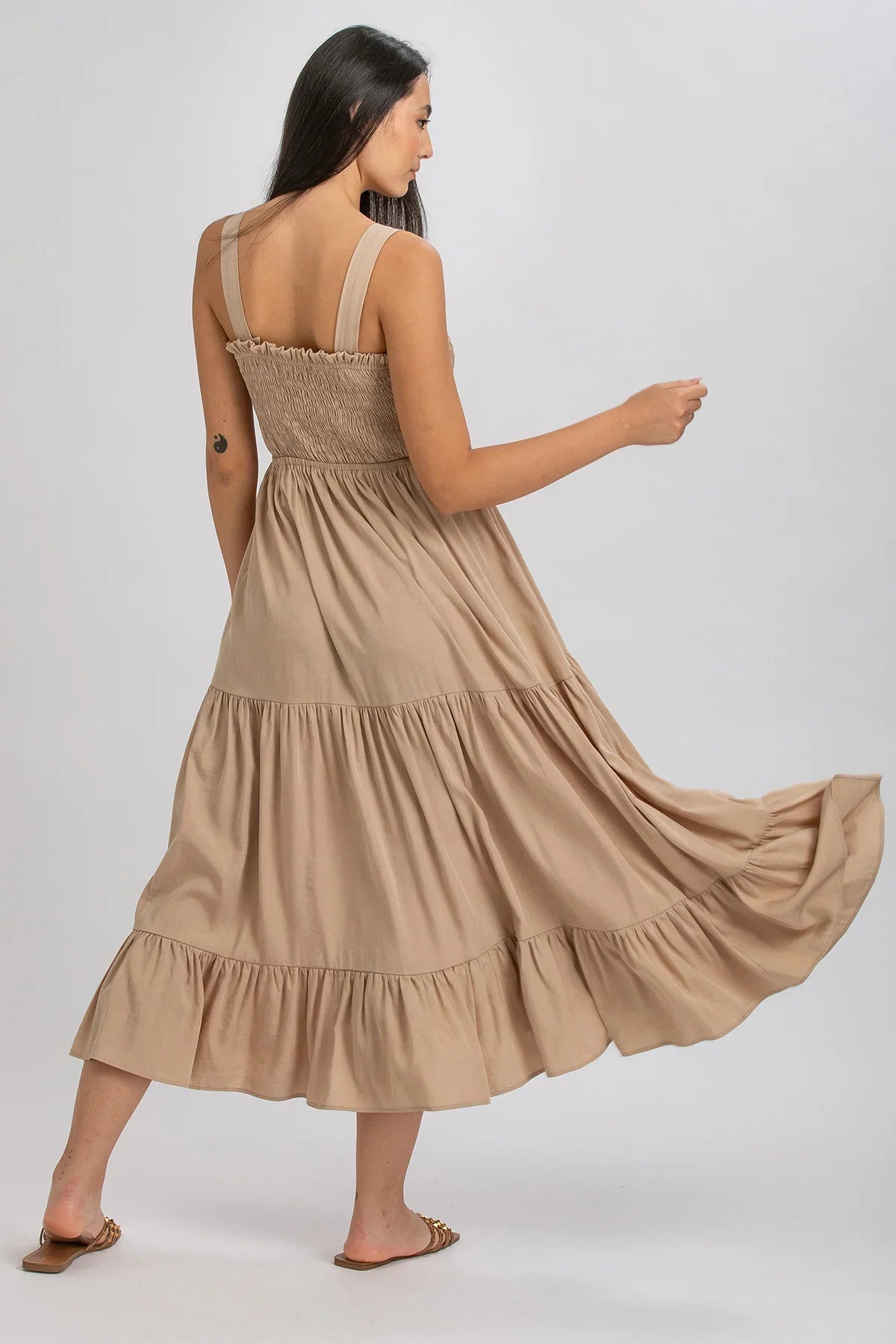 Abito premaman beige lungo senza maniche, ideale per gravidanza, tessuto leggero e comodo.