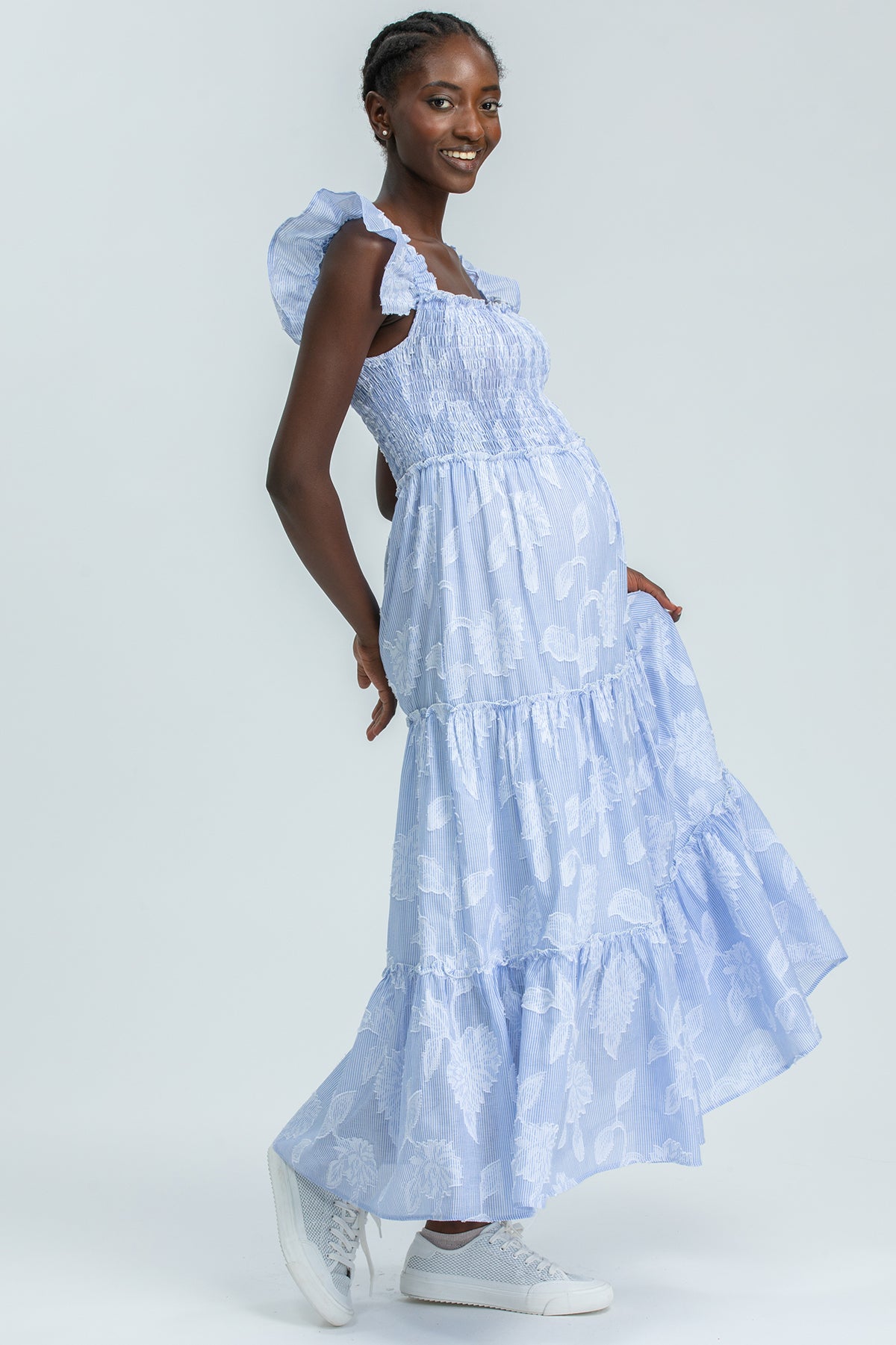 Vestito premaman lungo azzurro a fiori, donna incinta sorride, moda gravidanza elegante