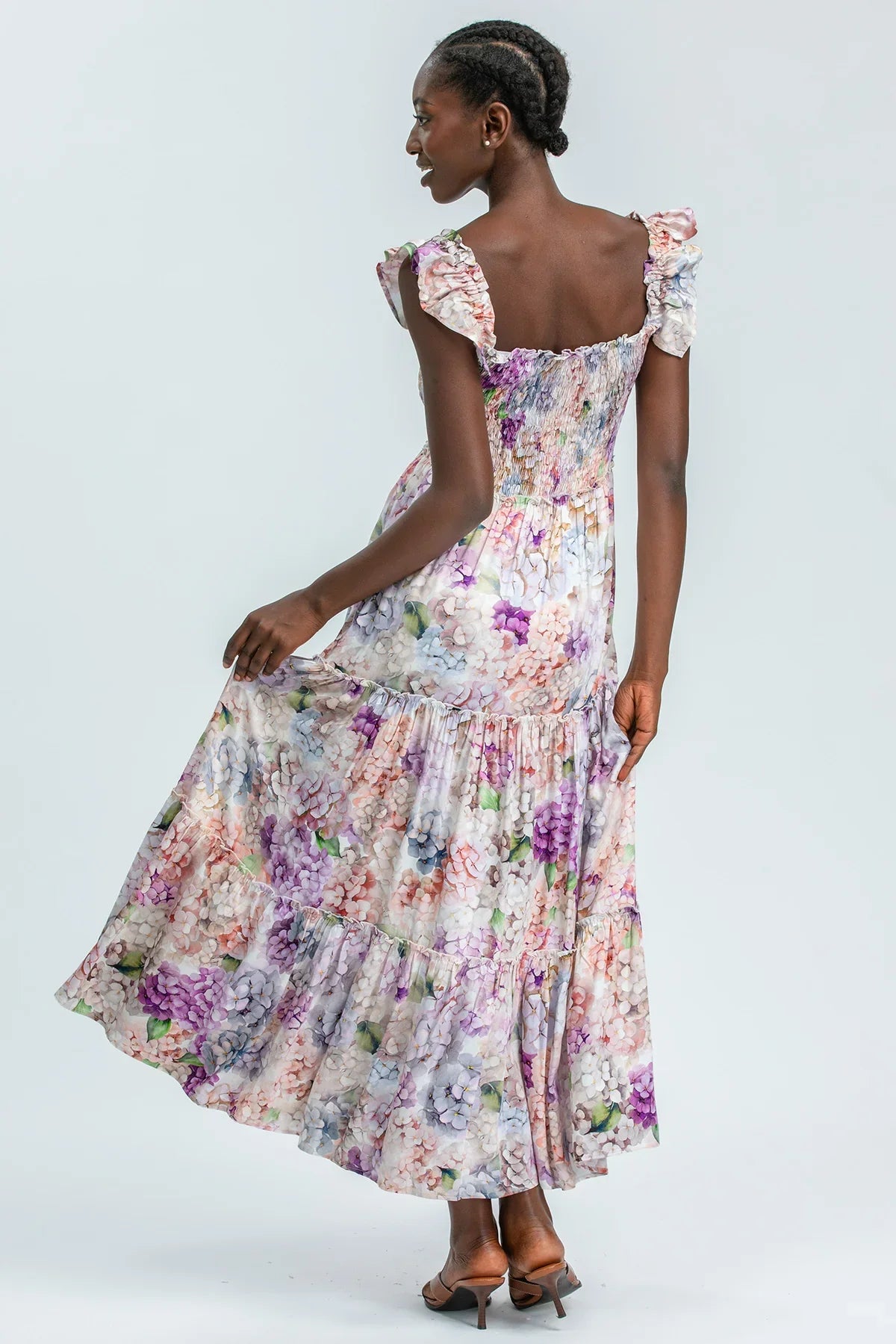 Abito premaman lungo a fiori, spalline arricciate, tessuto leggero elegante