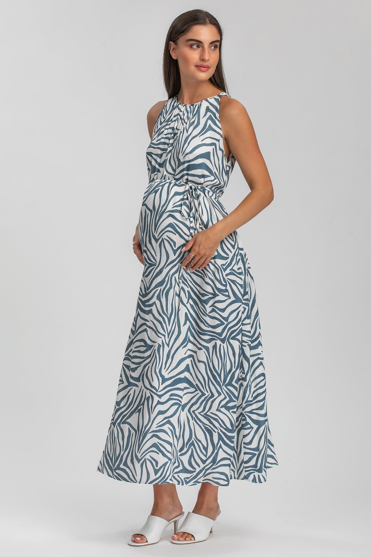 Abito premaman lungo senza maniche con fantasia zebrata, moda gravidanza elegante.