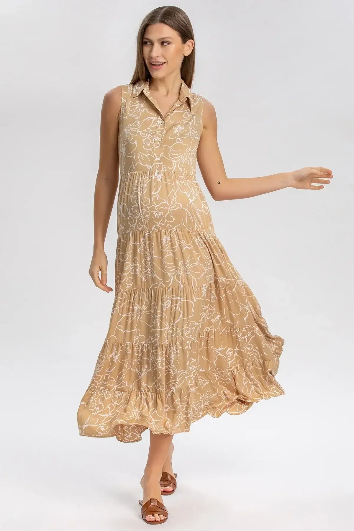 Vestito premaman elegante beige senza maniche con stampa floreale, modello midi.