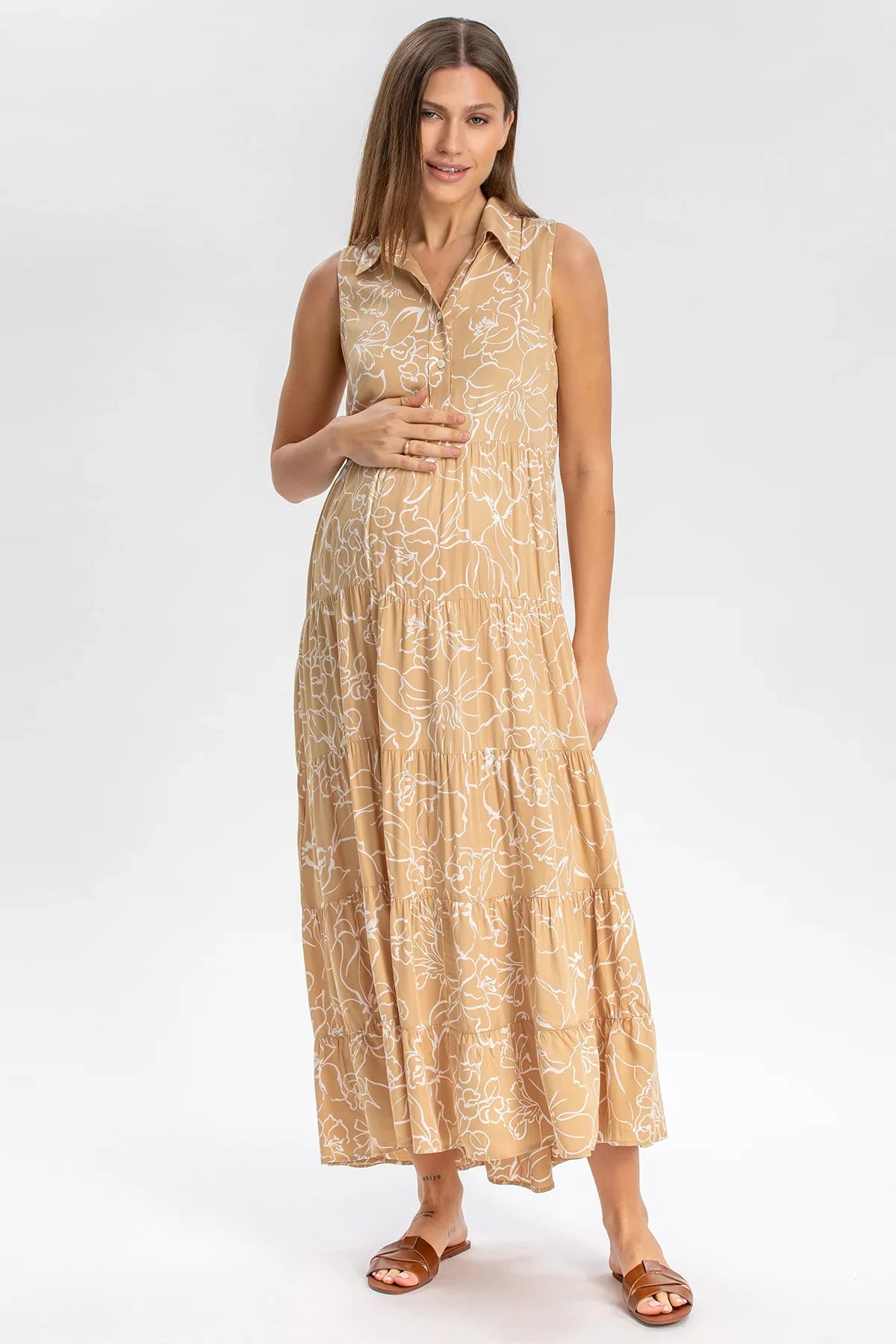 Abito premaman lungo senza maniche beige con stampa floreale, donna in sandali marroni