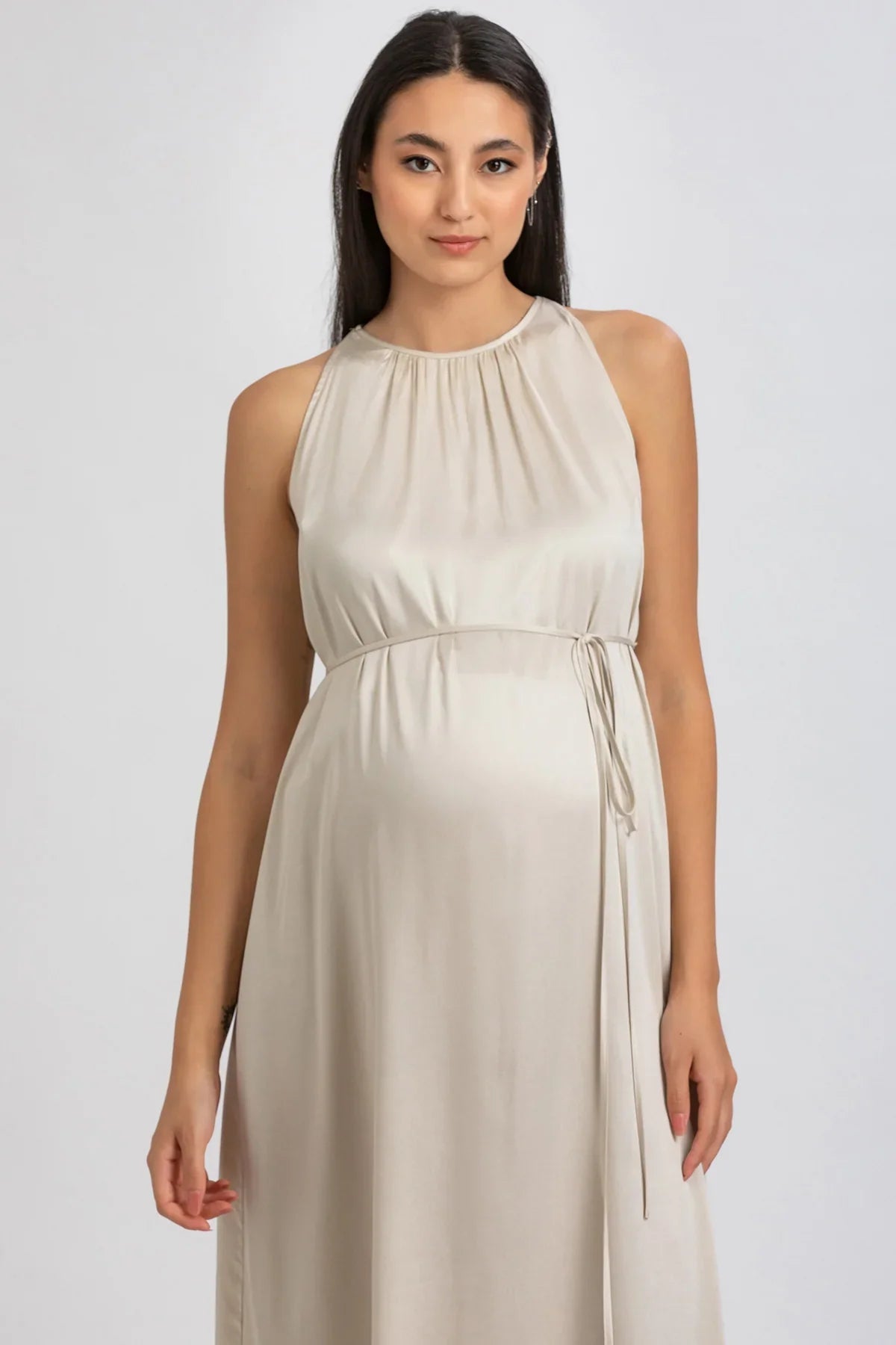 Abito premaman elegante beige in tessuto fluido con scollo all’americana