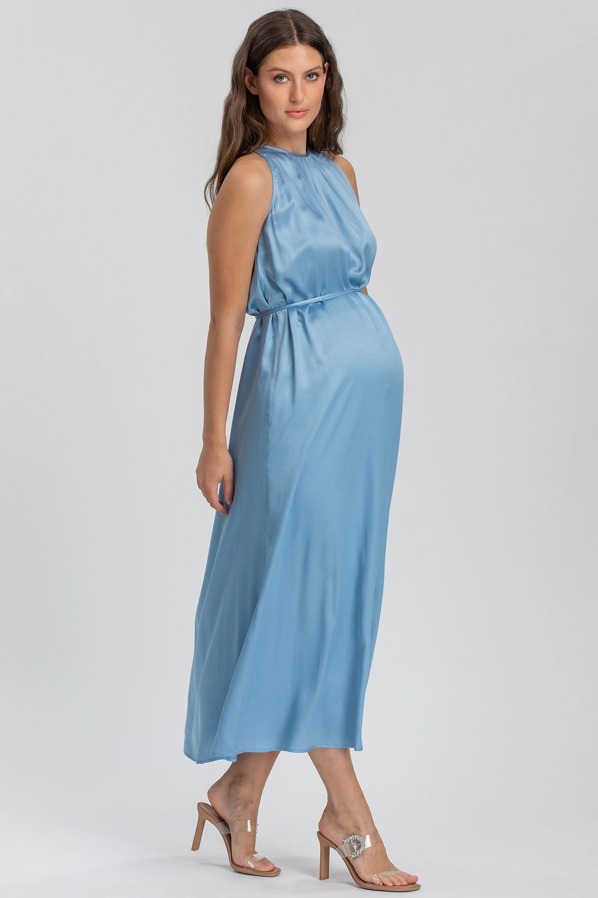 Vestito premaman elegante celeste senza maniche in tessuto satinato, perfetto gravidanza