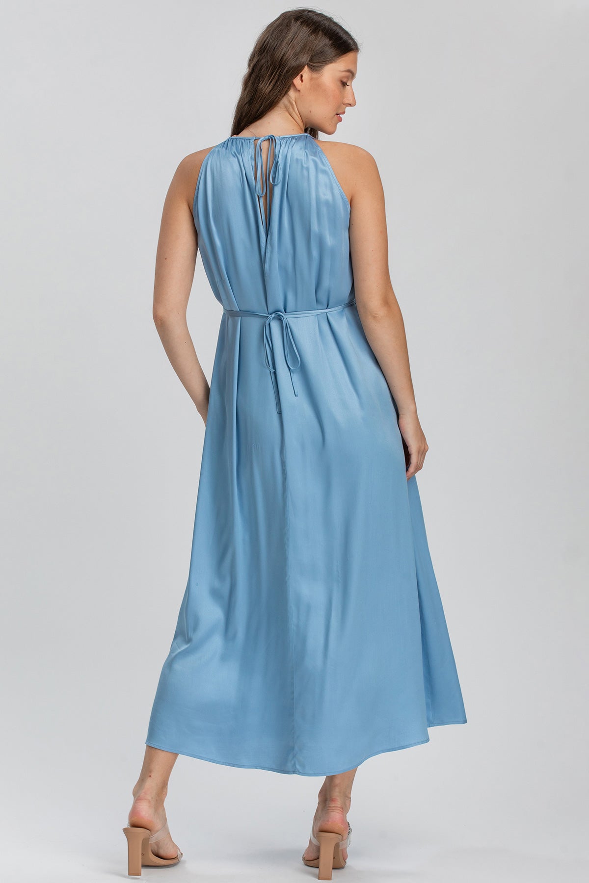 Abito premaman elegante azzurro lungo in raso con schiena scoperta e cintura regolabile.