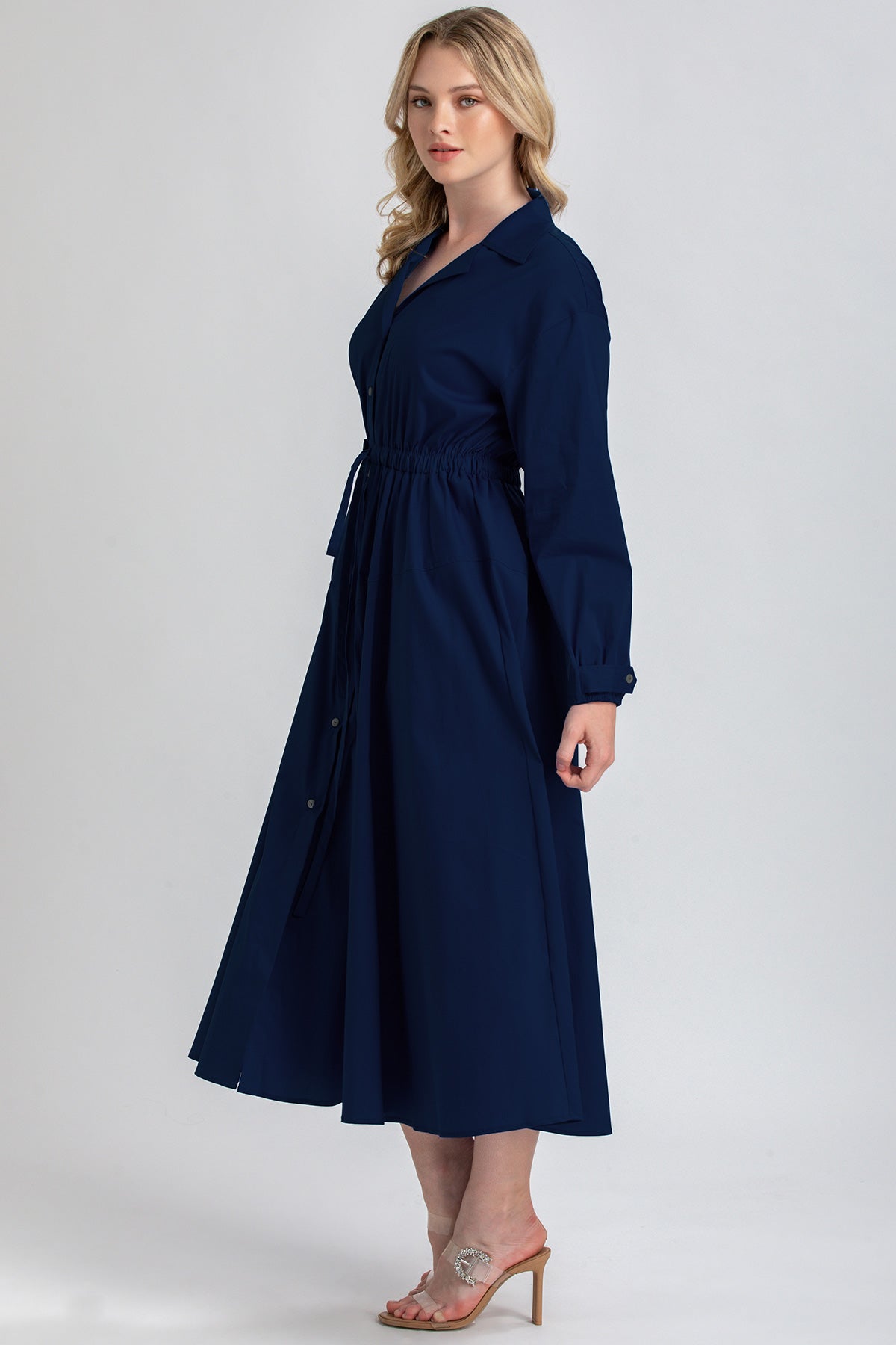 Abito premaman blu navy con maniche lunghe e coulisse, moda maternità elegante.