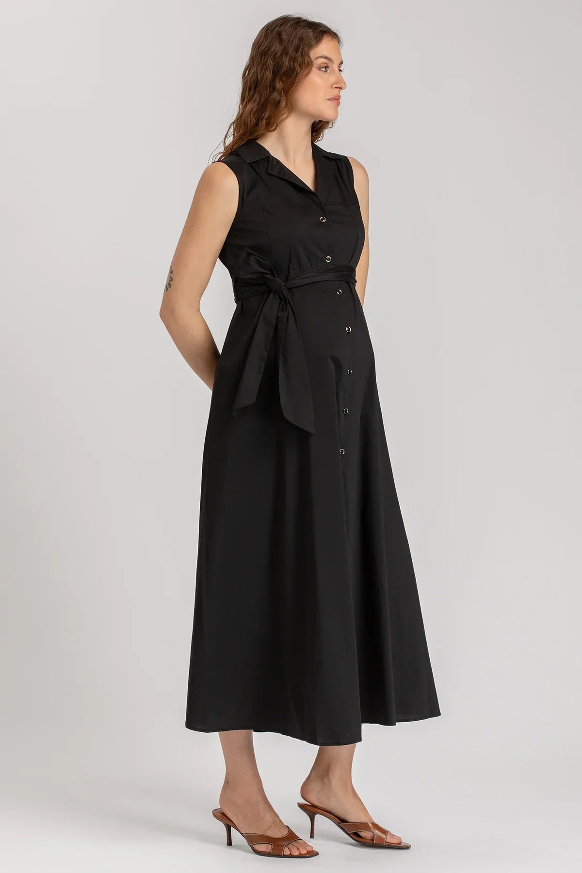 Vestito premaman nero senza maniche, lungo con cintura e bottoni, ideale per la gravidanza.