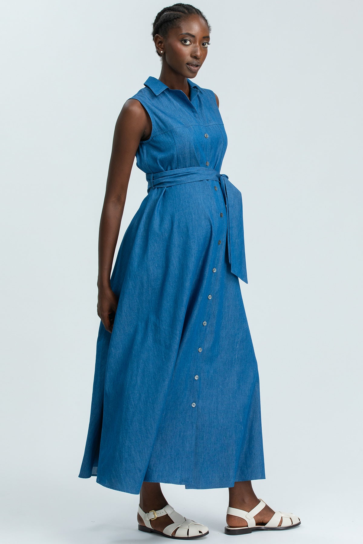 Abito premaman lungo in denim senza maniche con cintura, ideale per maternità