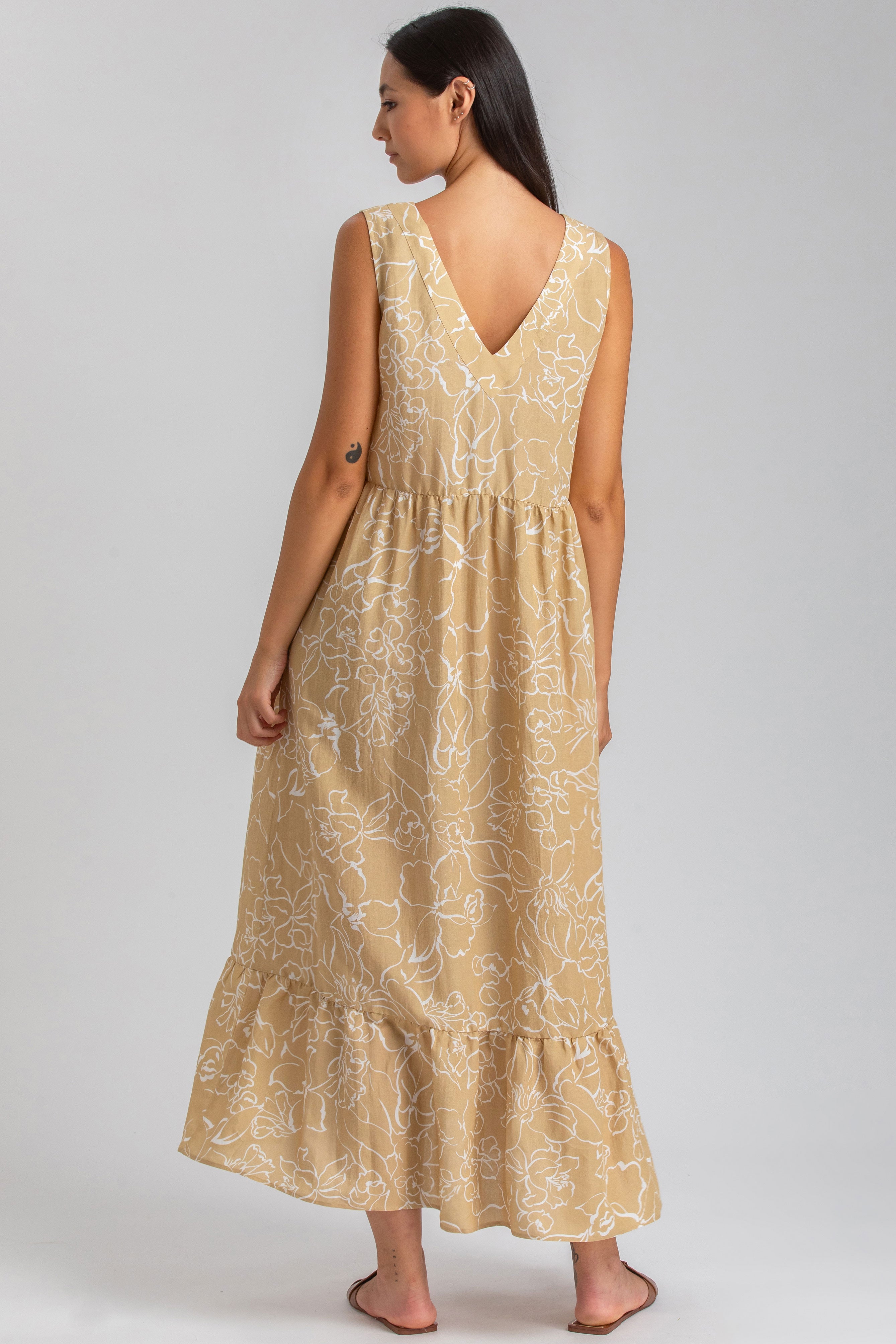 Vestito premaman lungo beige senza maniche con fantasia floreale bianca e scollo a V