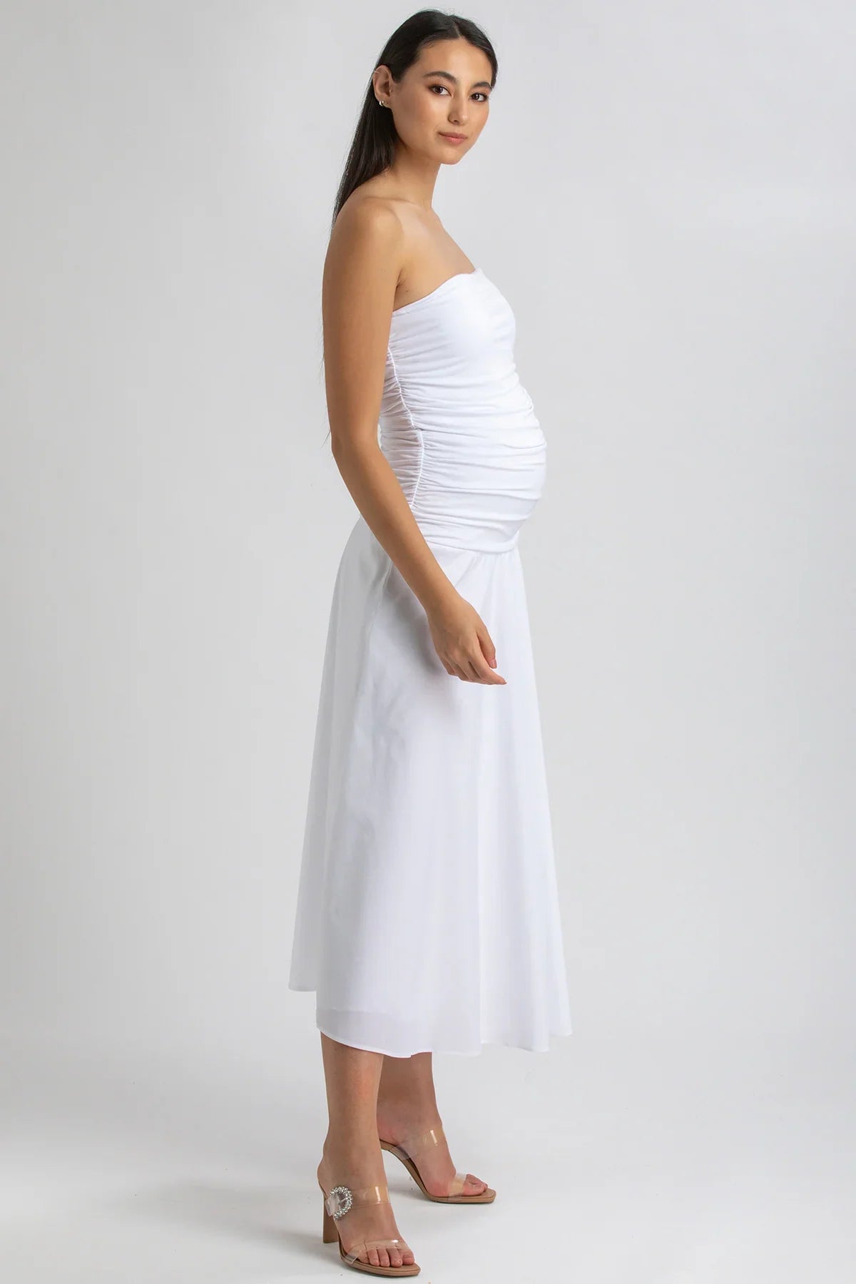 Abito premaman bianco senza spalline lungo, vestibilità elegante per gravidanza